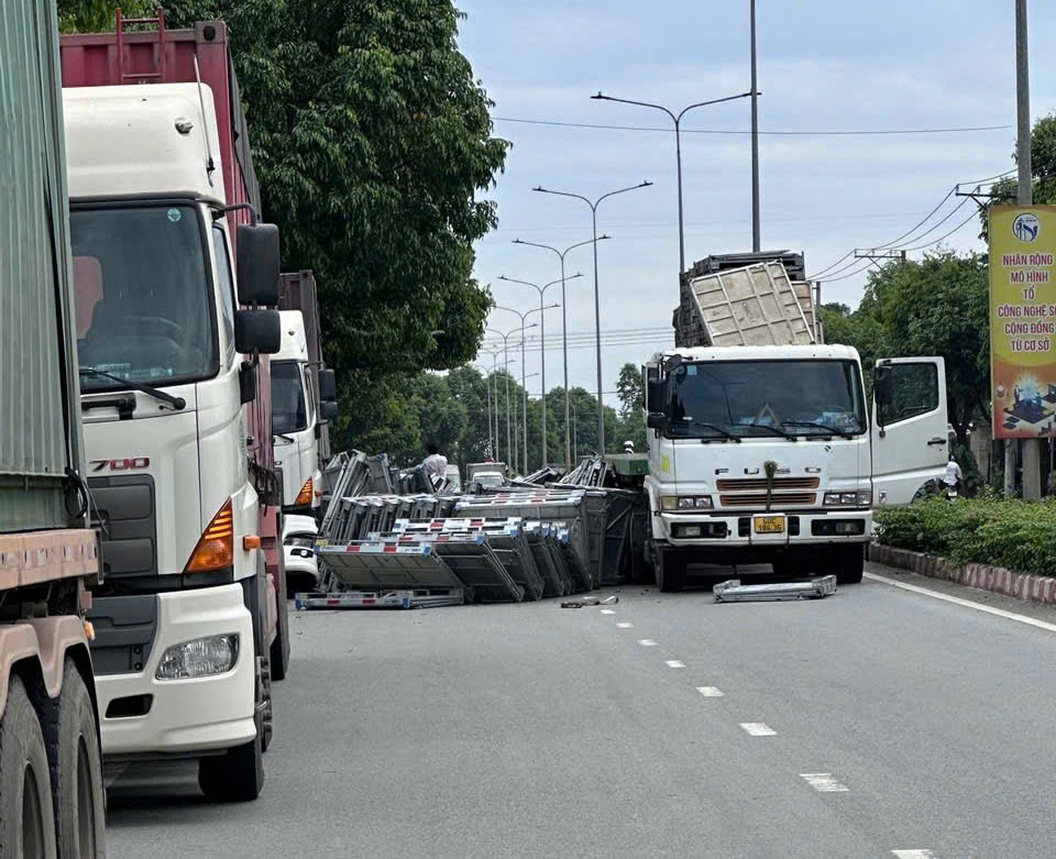 H&agrave;ng chục tấm pallet rơi từ xe đầu k&eacute;o xuống đường ở B&igrave;nh Dương- Ảnh 1.