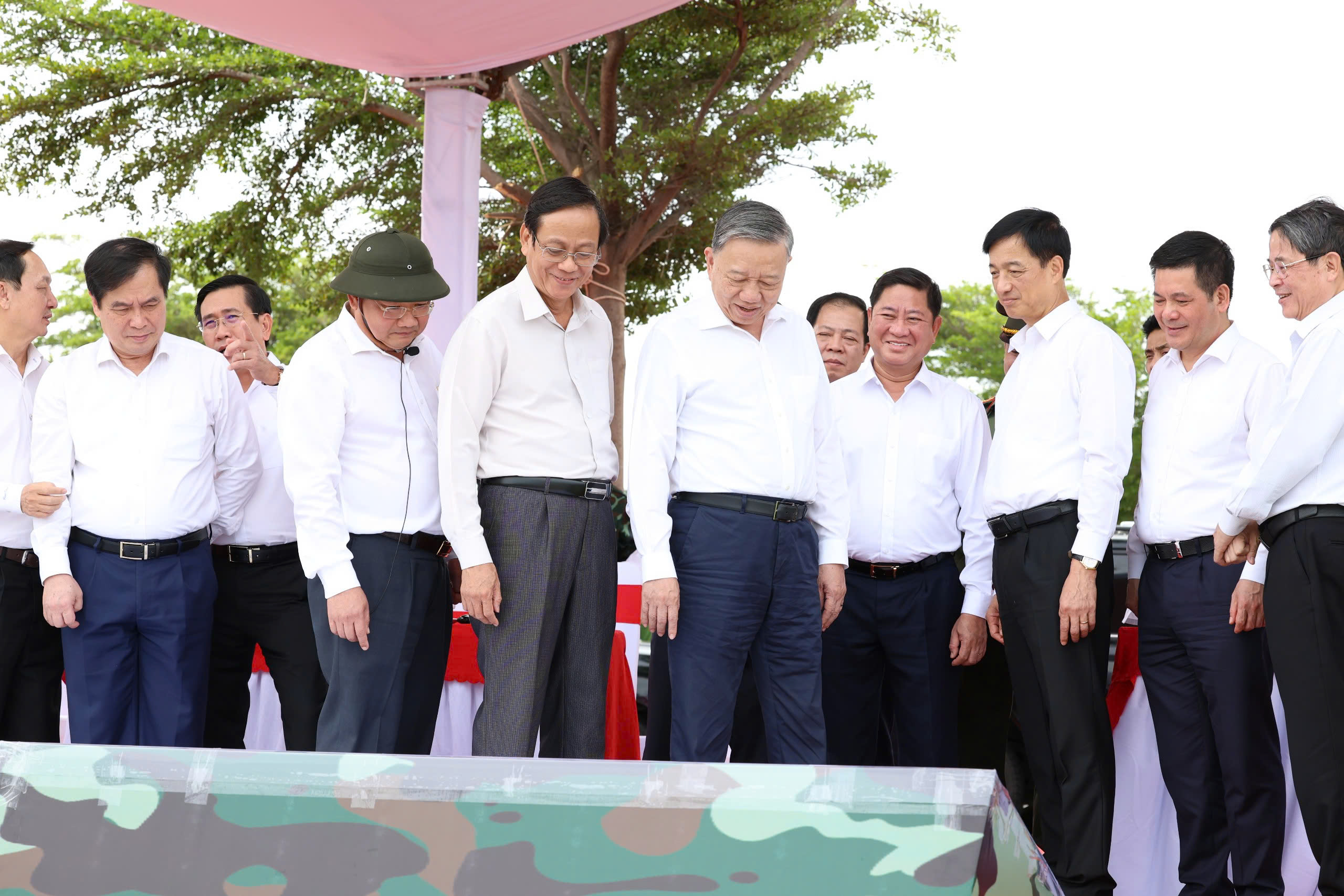 Tổng B&iacute; thư T&ocirc; L&acirc;m kiểm tra vị tr&iacute; x&acirc;y dựng nh&agrave; m&aacute;y điện hạt nh&acirc;n Ninh Thuận- Ảnh 2.