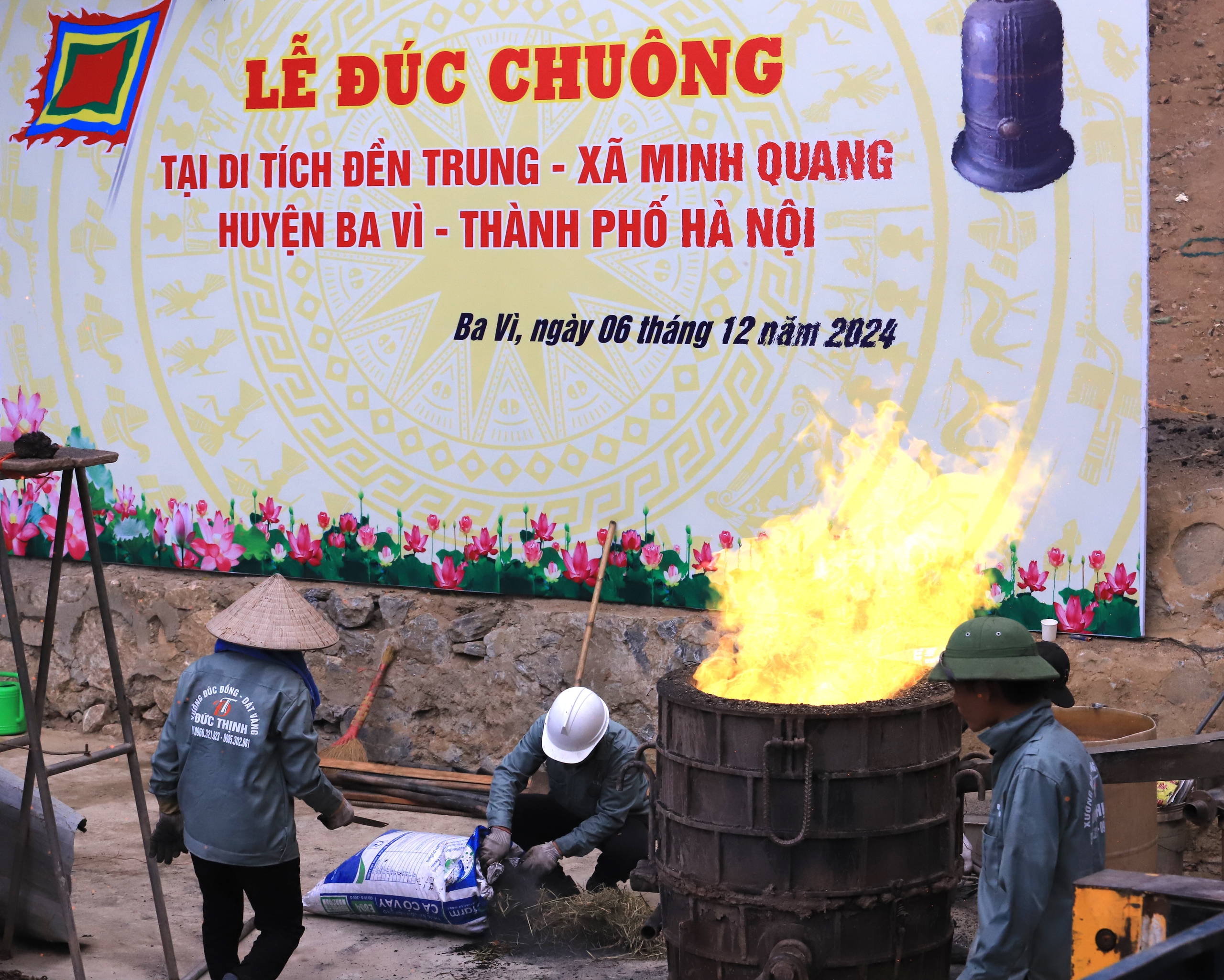 Đúc chuông đồng nặng 1 tấn tại đền thờ thánh Tản Viên- Ảnh 3. Đúc chuông đồng nặng 1 tấn tại đền thờ thánh Tản Viên- Ảnh 3.