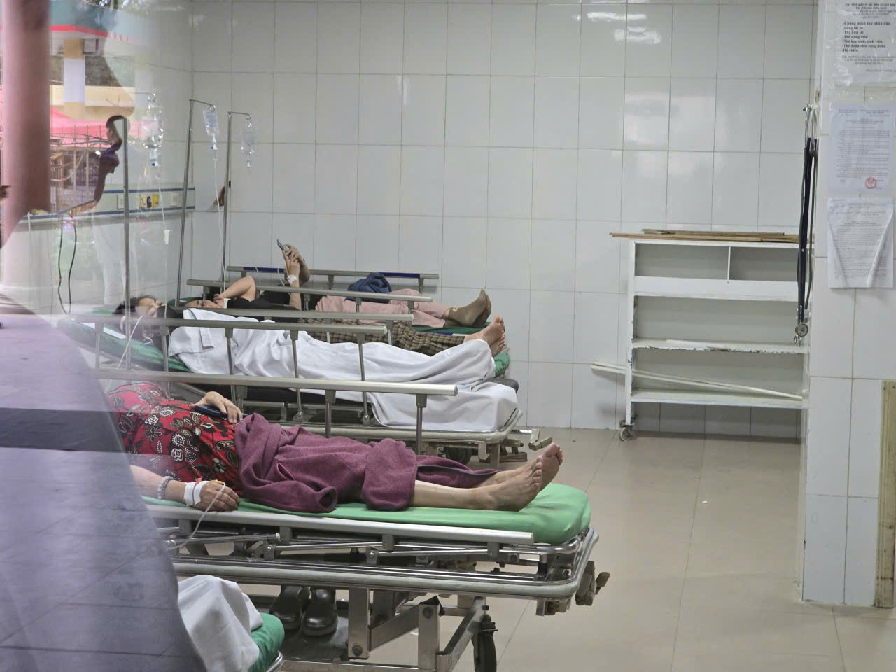 H&agrave;ng chục c&ocirc;ng nh&acirc;n nhập viện sau bữa ăn trưa ở Nghệ An- Ảnh 1.