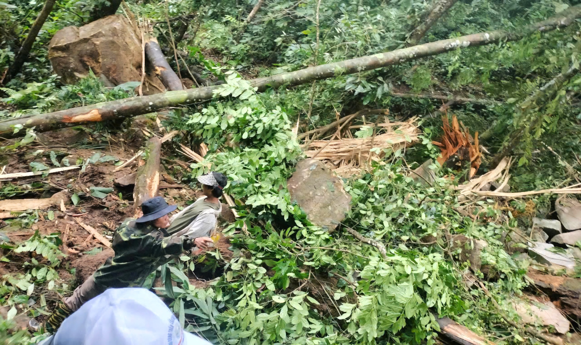 Đ&aacute; tảng uy hiếp một l&agrave;ng ở Quảng Nam sau động đất: Đề nghị c&ocirc;ng bố t&igrave;nh huống khẩn cấp- Ảnh 1.