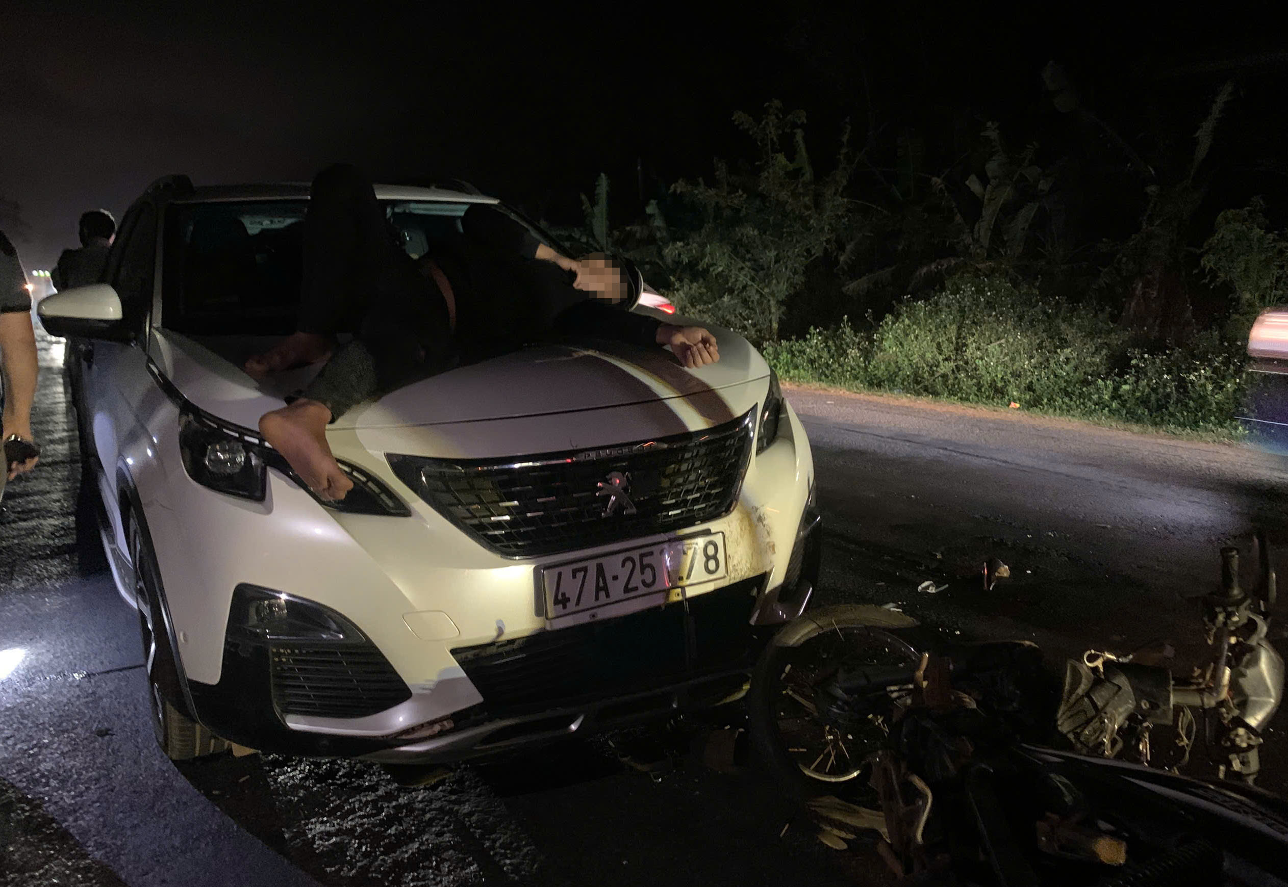 Tai nạn liên hoàn, nam thanh niên bị hất văng lên nắp capo- Ảnh 1. Tai nạn liên hoàn, nam thanh niên bị hất văng lên nắp capo- Ảnh 1.