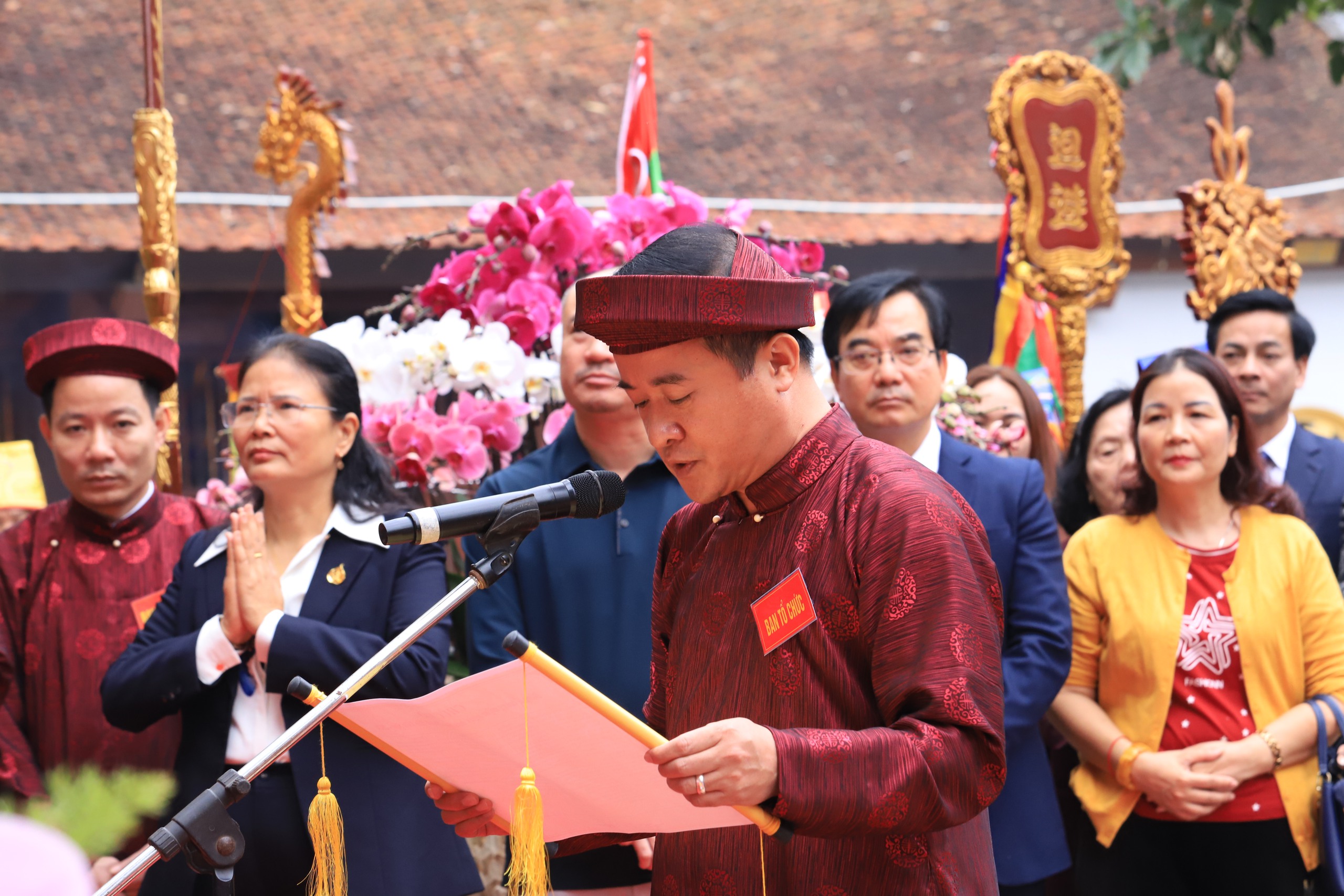 Đúc chuông đồng nặng 1 tấn tại đền thờ thánh Tản Viên- Ảnh 2. Đúc chuông đồng nặng 1 tấn tại đền thờ thánh Tản Viên- Ảnh 2.