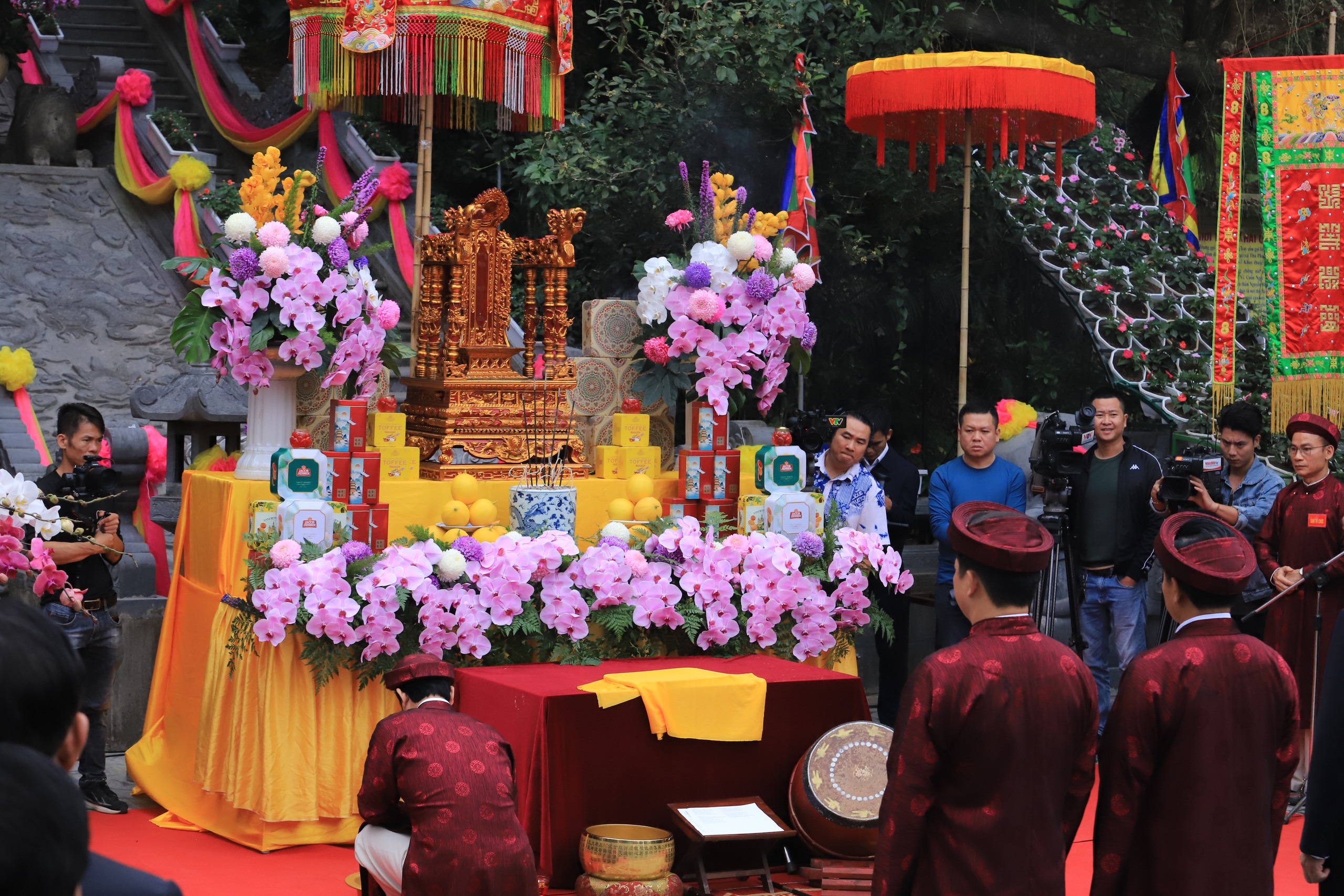 Đúc chuông đồng nặng 1 tấn tại đền thờ thánh Tản Viên- Ảnh 1. Đúc chuông đồng nặng 1 tấn tại đền thờ thánh Tản Viên- Ảnh 1.