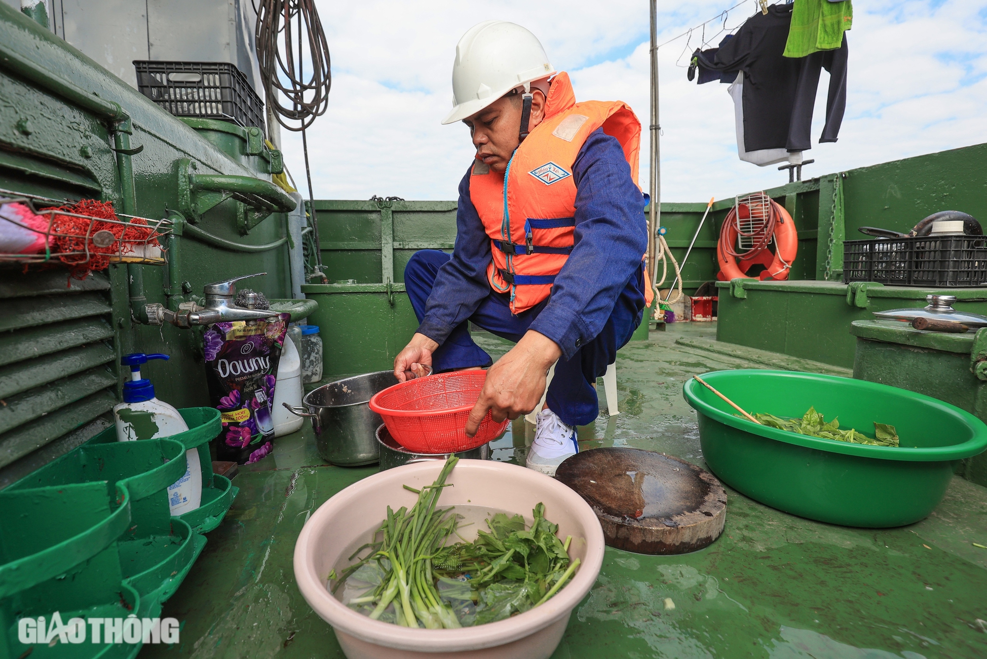 Một ng&agrave;y của c&ocirc;ng nh&acirc;n bảo tr&igrave; phao ti&ecirc;u, b&aacute;o hiệu tr&ecirc;n luồng h&agrave;ng hải- Ảnh 21.