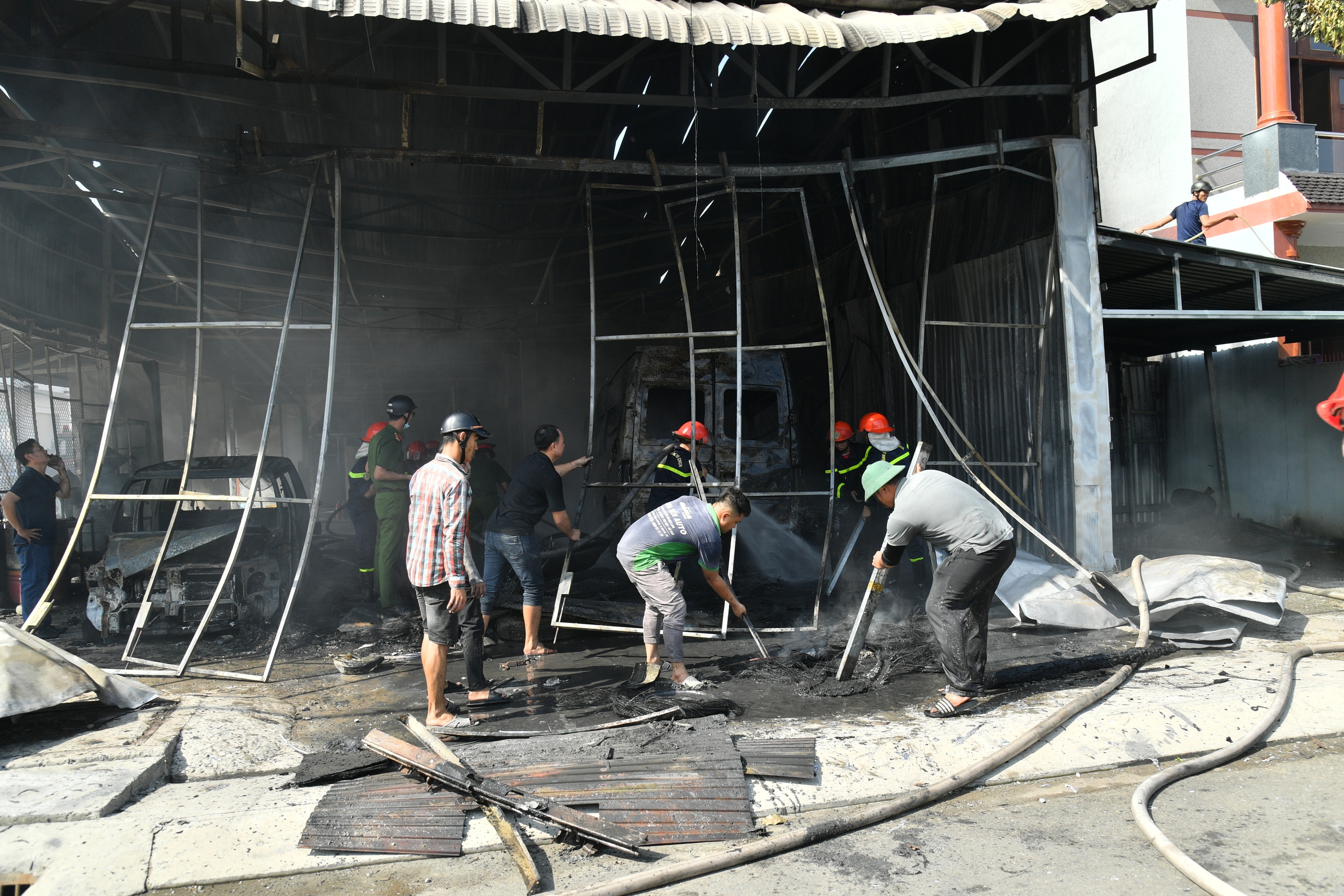 Lửa bao trùm gara ở Kiên Giang, nhiều ô tô cháy rụi- Ảnh 3. Lửa bao trùm gara ở Kiên Giang, nhiều ô tô cháy rụi- Ảnh 3.