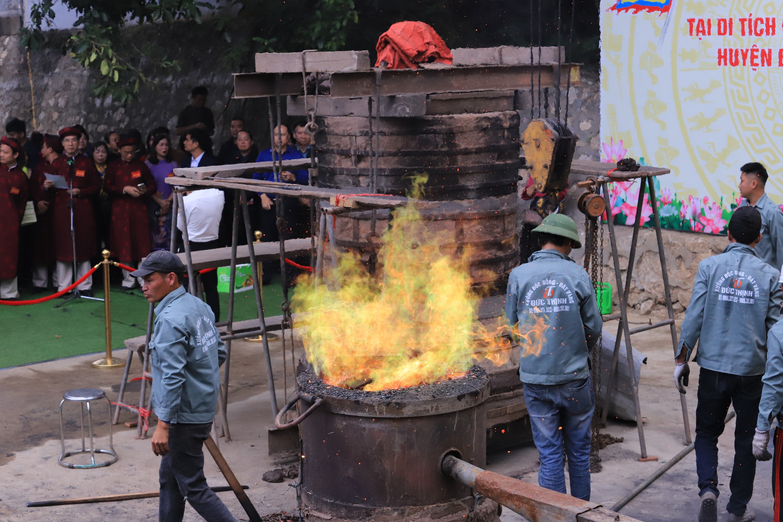 Đúc chuông đồng nặng 1 tấn tại đền thờ thánh Tản Viên- Ảnh 4. Đúc chuông đồng nặng 1 tấn tại đền thờ thánh Tản Viên- Ảnh 4.