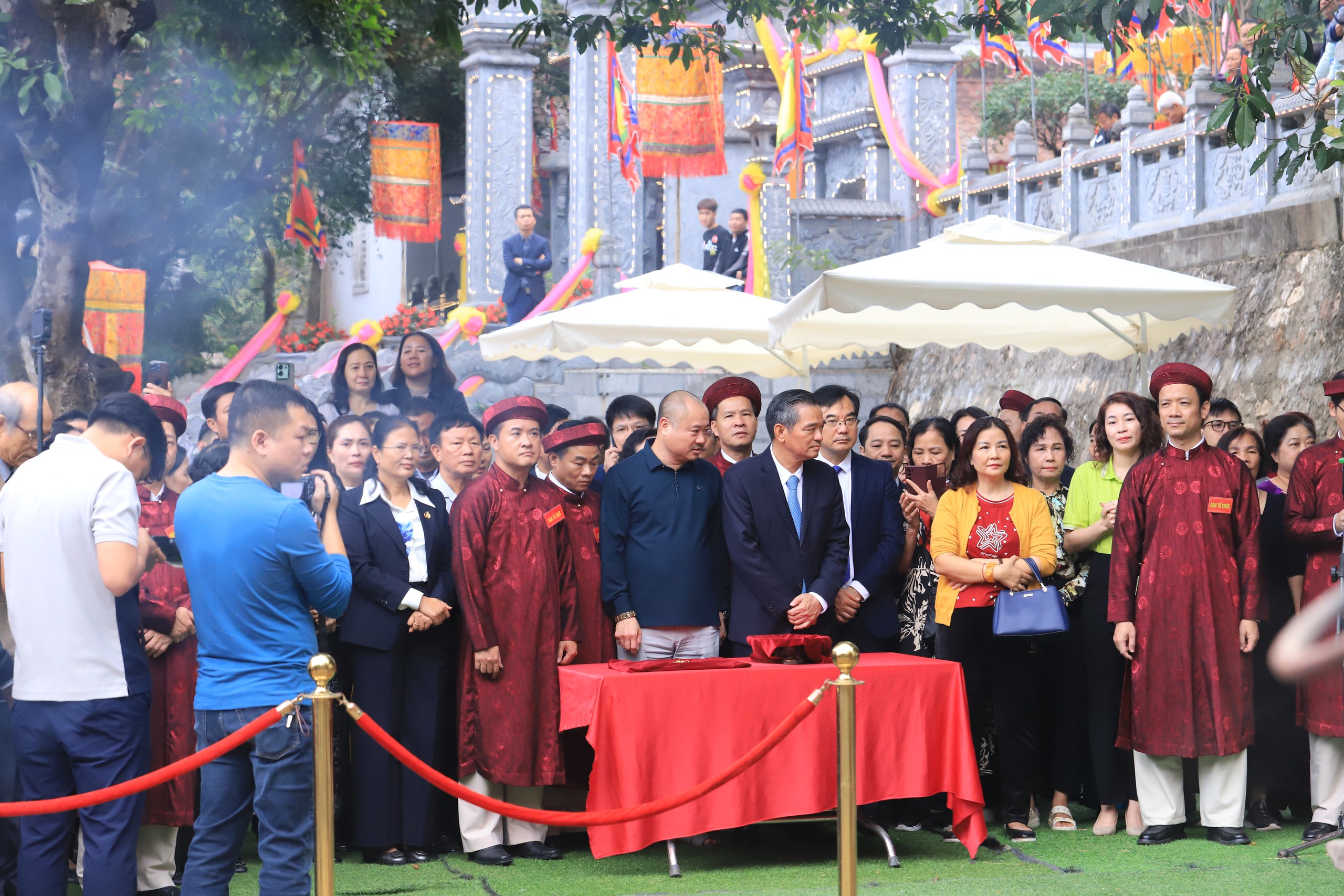 Đúc chuông đồng nặng 1 tấn tại đền thờ thánh Tản Viên- Ảnh 7. Đúc chuông đồng nặng 1 tấn tại đền thờ thánh Tản Viên- Ảnh 7.