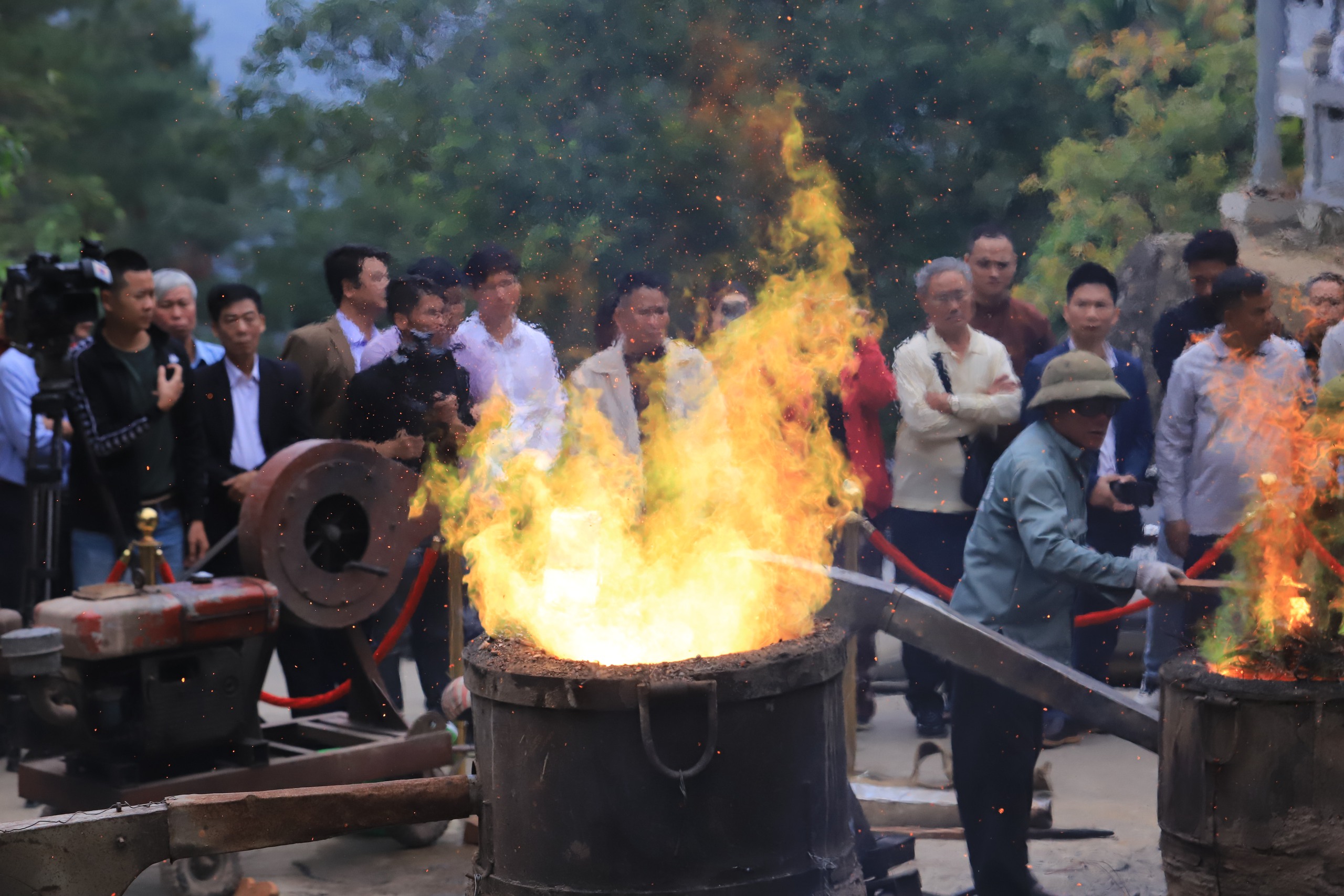 Đúc chuông đồng nặng 1 tấn tại đền thờ thánh Tản Viên- Ảnh 10. Đúc chuông đồng nặng 1 tấn tại đền thờ thánh Tản Viên- Ảnh 10.