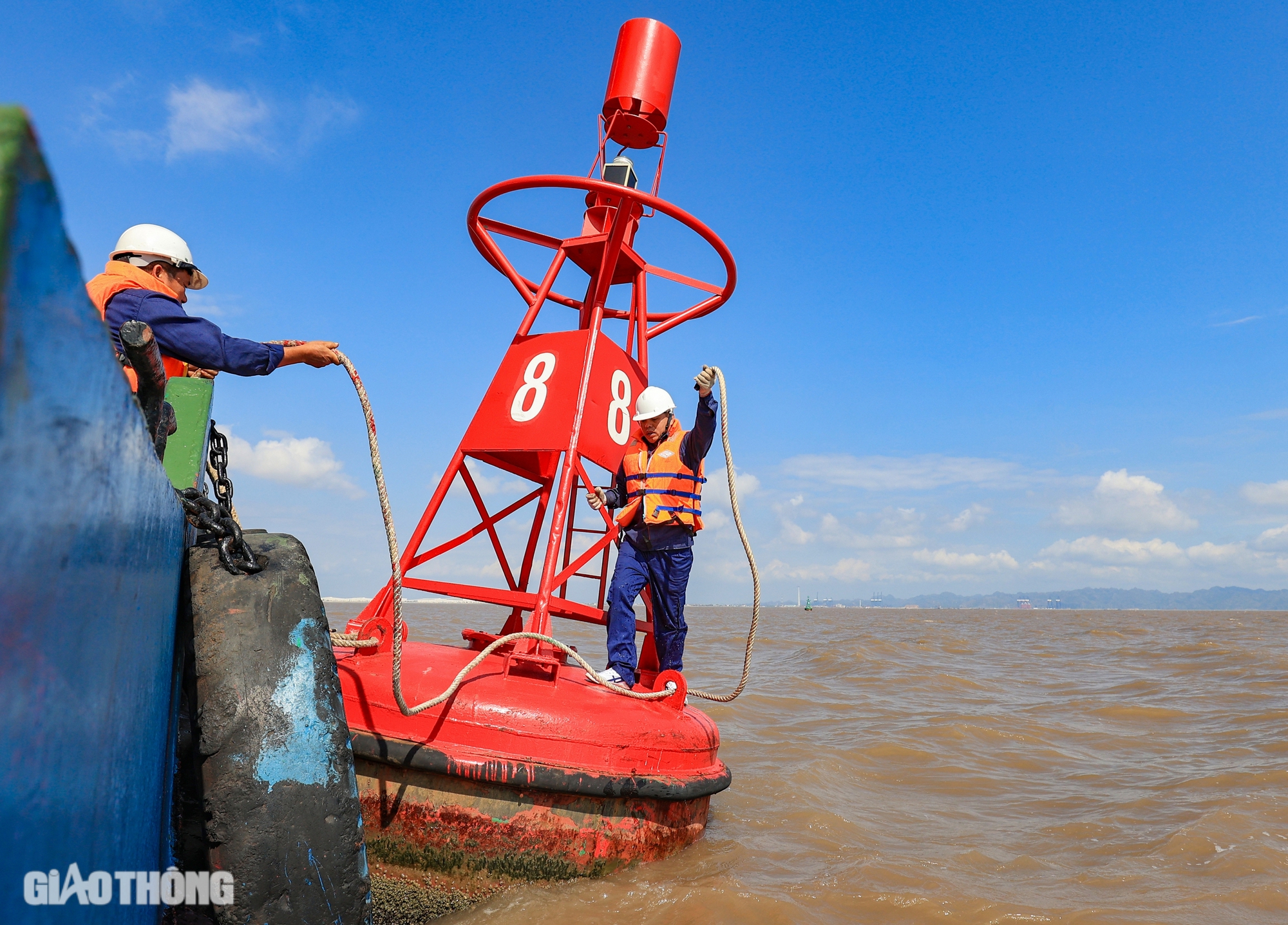 Một ng&agrave;y của c&ocirc;ng nh&acirc;n bảo tr&igrave; phao ti&ecirc;u, b&aacute;o hiệu tr&ecirc;n luồng h&agrave;ng hải- Ảnh 11.