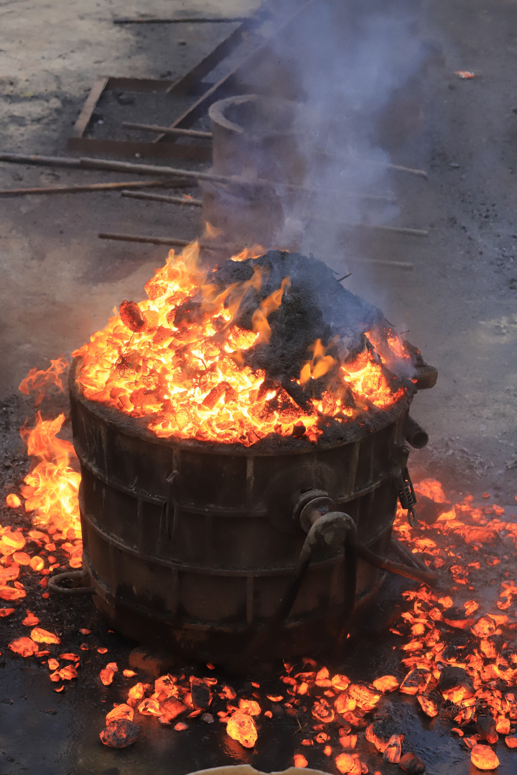 Đúc chuông đồng nặng 1 tấn tại đền thờ thánh Tản Viên- Ảnh 11. Đúc chuông đồng nặng 1 tấn tại đền thờ thánh Tản Viên- Ảnh 11.