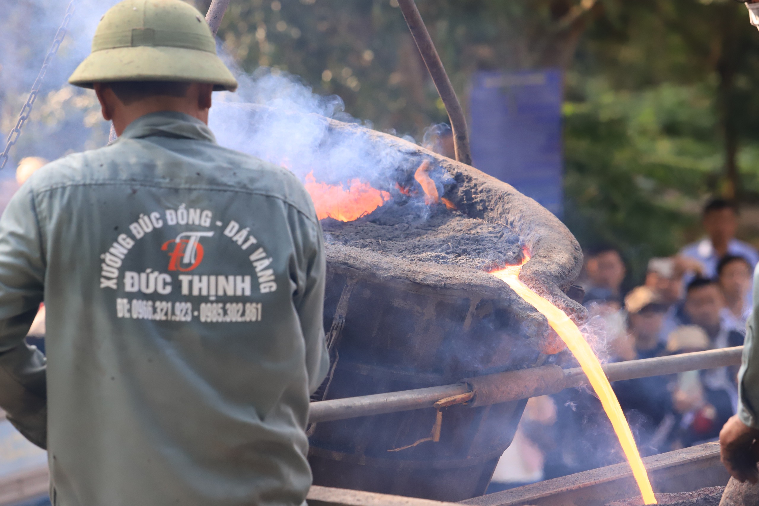 Đúc chuông đồng nặng 1 tấn tại đền thờ thánh Tản Viên- Ảnh 12. Đúc chuông đồng nặng 1 tấn tại đền thờ thánh Tản Viên- Ảnh 12.