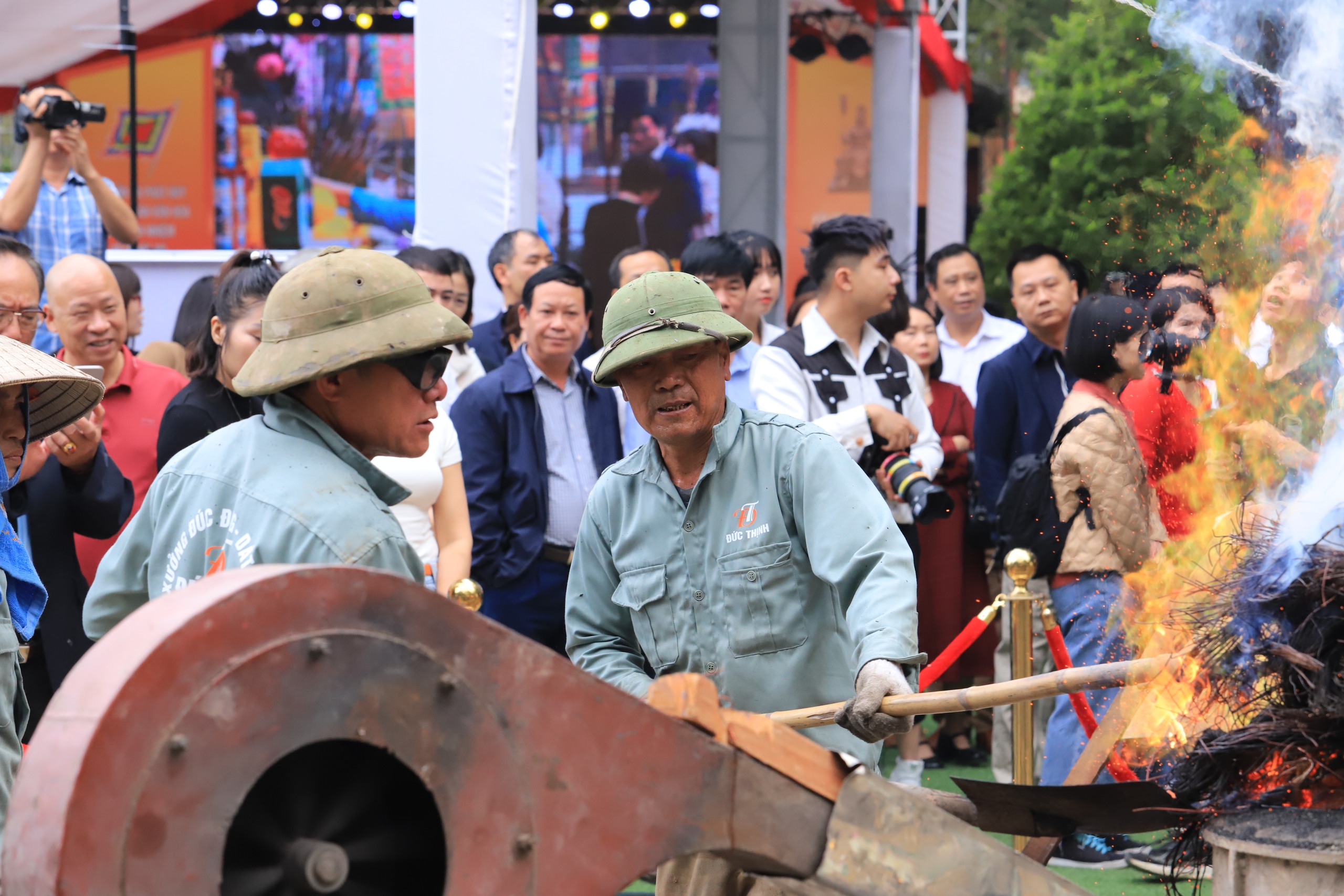 Đúc chuông đồng nặng 1 tấn tại đền thờ thánh Tản Viên- Ảnh 9. Đúc chuông đồng nặng 1 tấn tại đền thờ thánh Tản Viên- Ảnh 9.