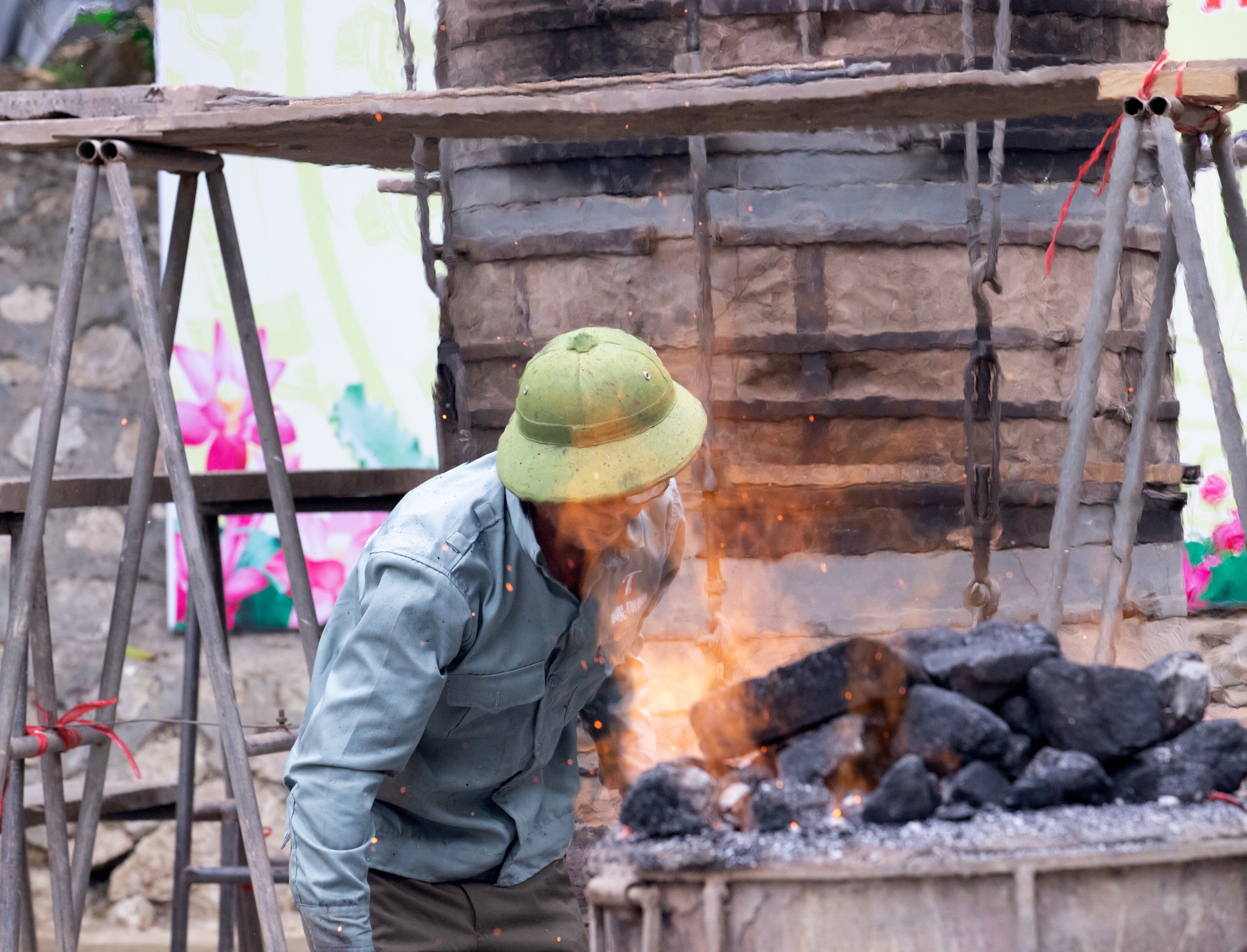 Đúc chuông đồng nặng 1 tấn tại đền thờ thánh Tản Viên- Ảnh 5. Đúc chuông đồng nặng 1 tấn tại đền thờ thánh Tản Viên- Ảnh 5.