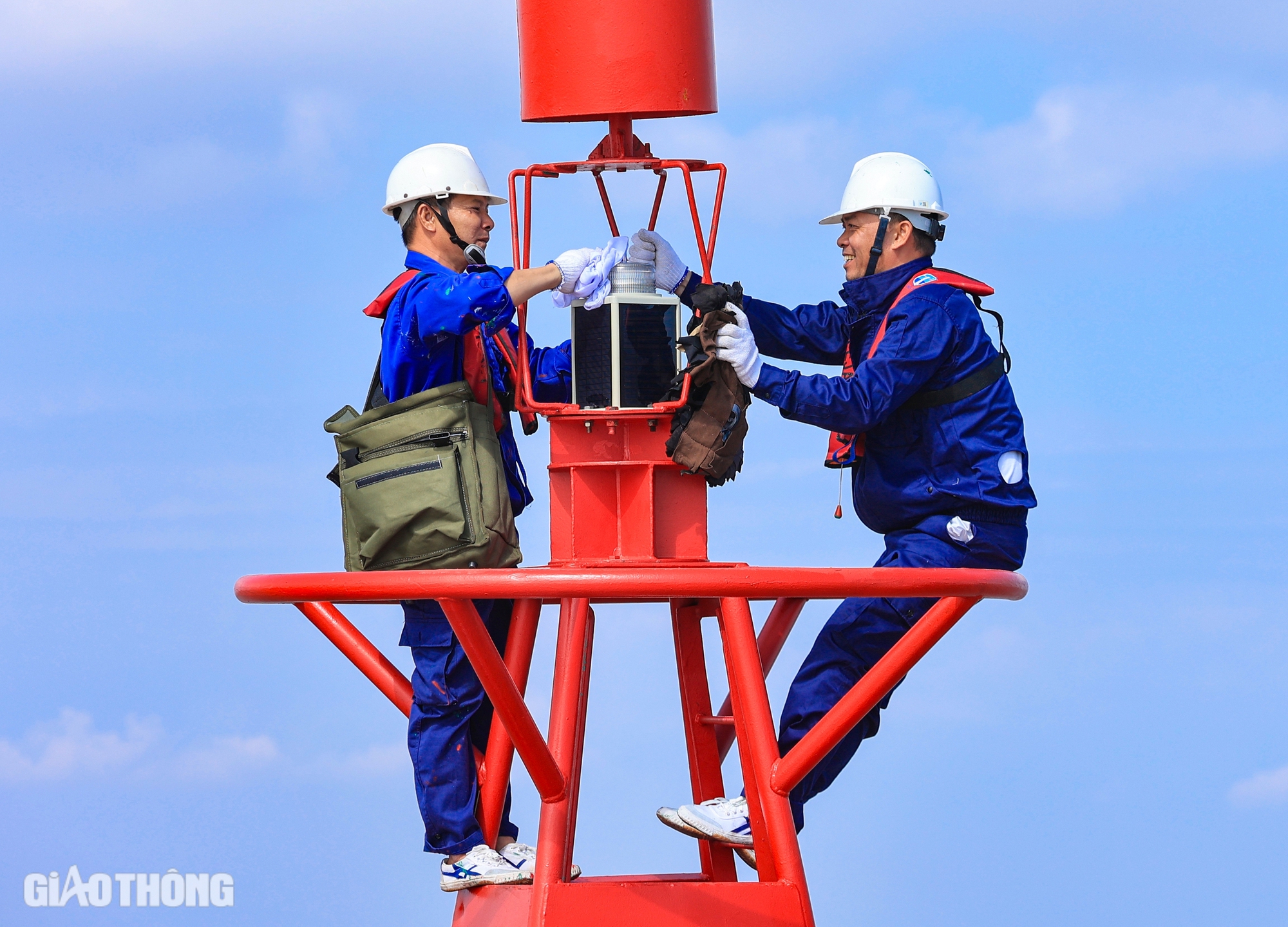 Một ng&agrave;y của c&ocirc;ng nh&acirc;n bảo tr&igrave; phao ti&ecirc;u, b&aacute;o hiệu tr&ecirc;n luồng h&agrave;ng hải- Ảnh 16.