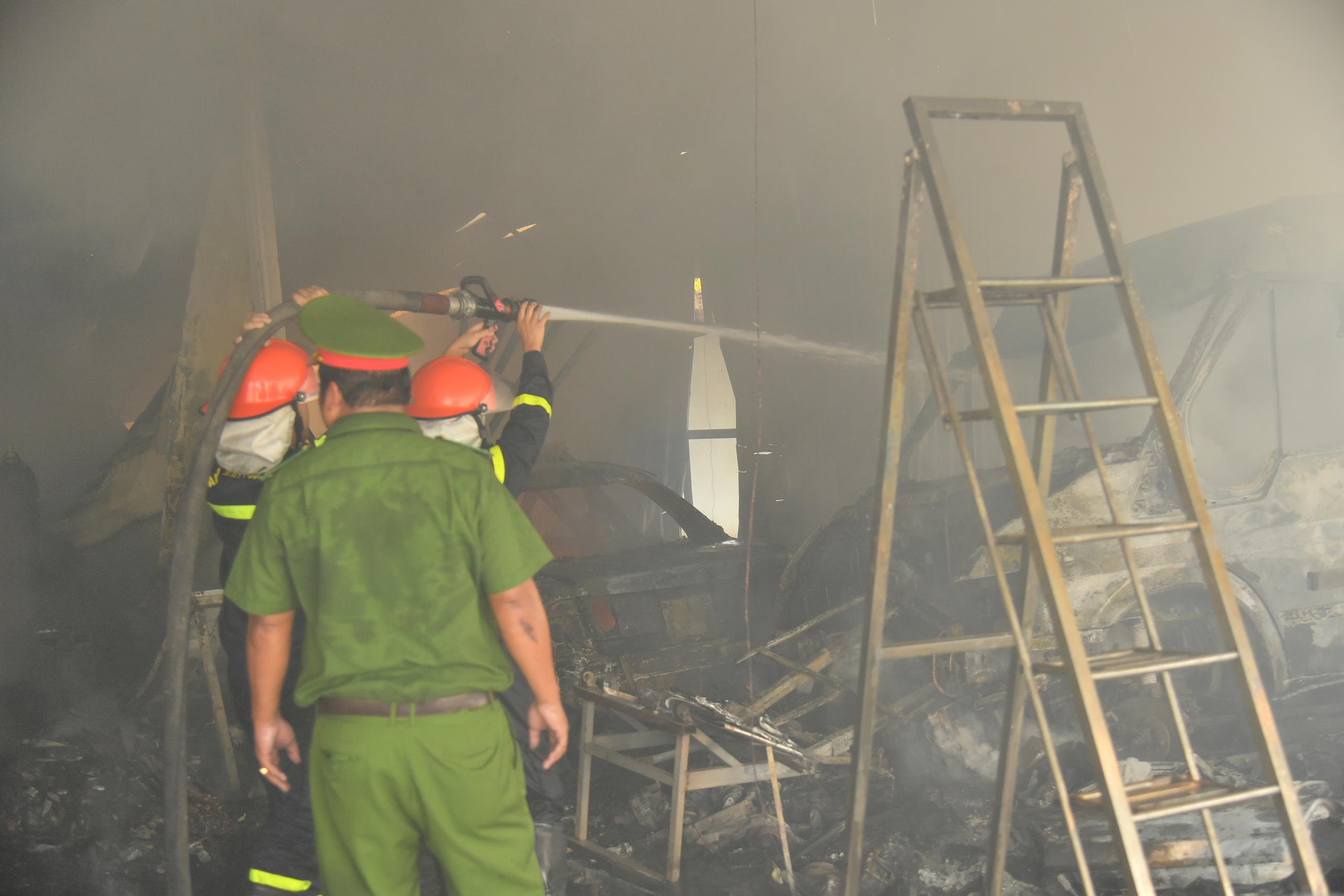 Lửa bao trùm gara ở Kiên Giang, nhiều ô tô cháy rụi- Ảnh 5. Lửa bao trùm gara ở Kiên Giang, nhiều ô tô cháy rụi- Ảnh 5.