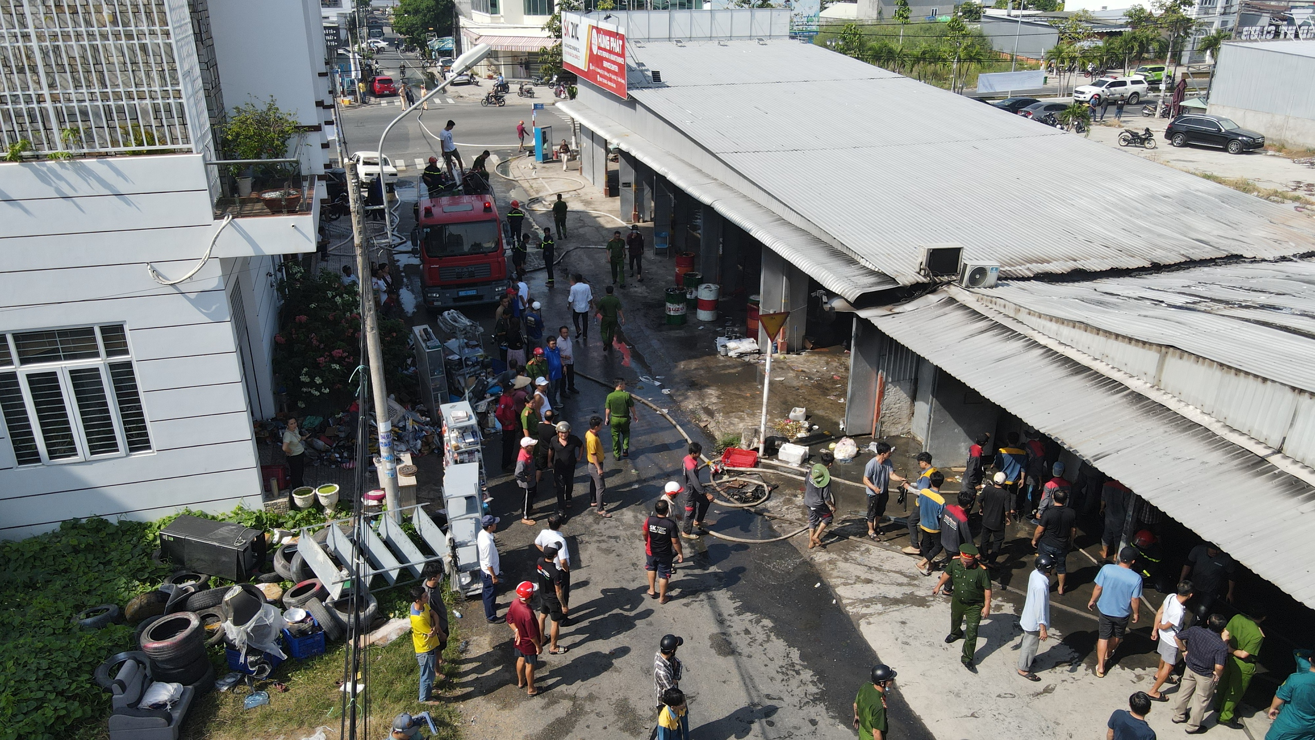 Lửa bao trùm gara ở Kiên Giang, nhiều ô tô cháy rụi- Ảnh 7. Lửa bao trùm gara ở Kiên Giang, nhiều ô tô cháy rụi- Ảnh 7.