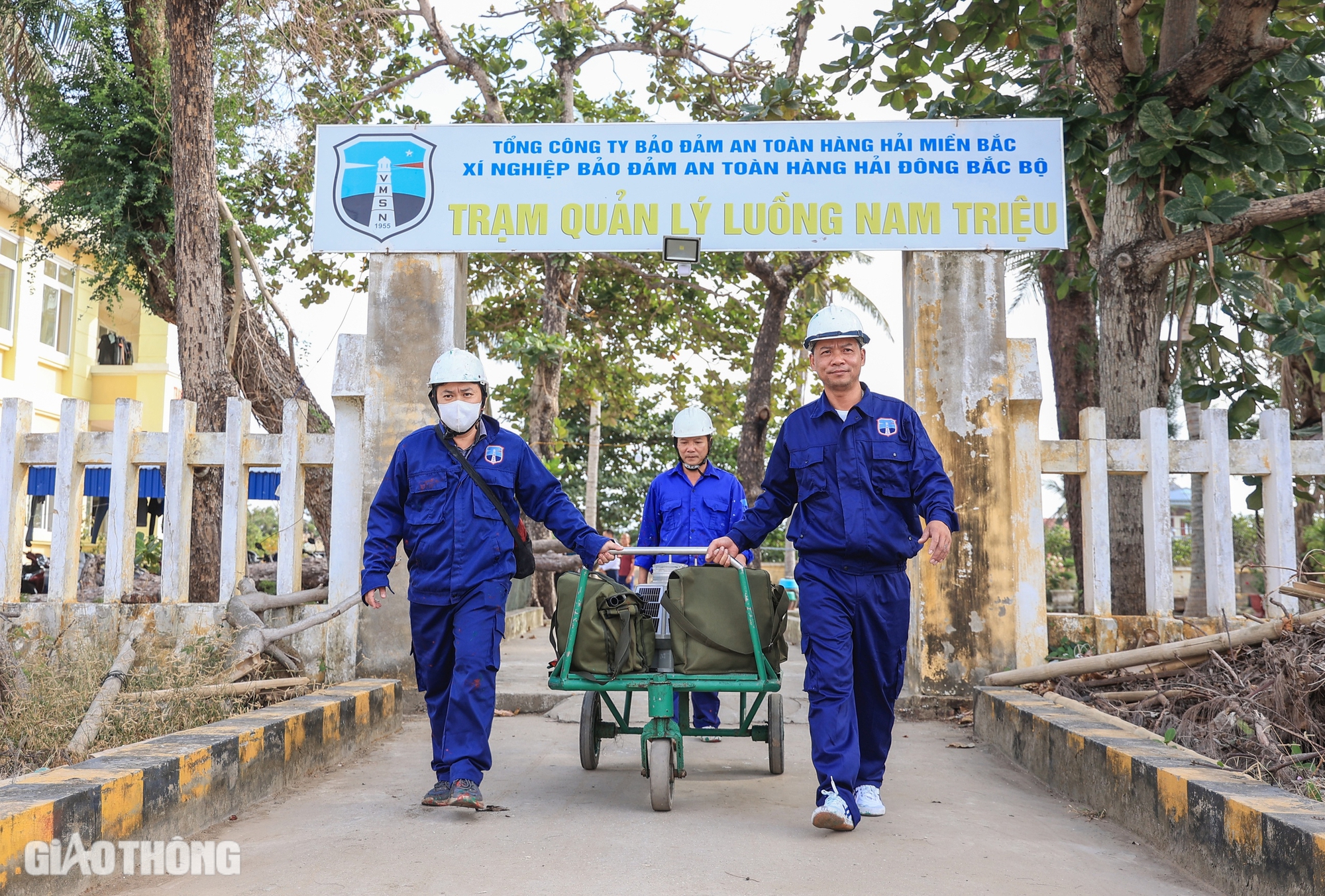 Một ng&agrave;y của c&ocirc;ng nh&acirc;n bảo tr&igrave; phao ti&ecirc;u, b&aacute;o hiệu tr&ecirc;n luồng h&agrave;ng hải- Ảnh 3.