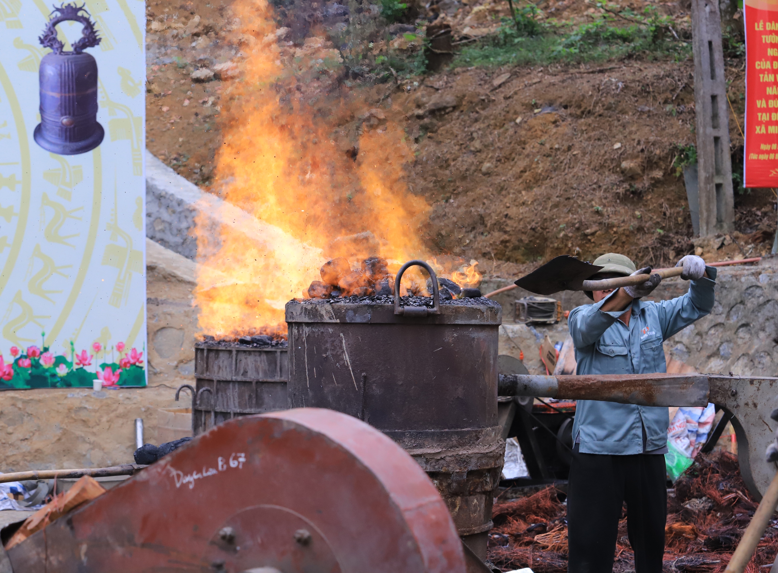 Đúc chuông đồng nặng 1 tấn tại đền thờ thánh Tản Viên- Ảnh 6. Đúc chuông đồng nặng 1 tấn tại đền thờ thánh Tản Viên- Ảnh 6.