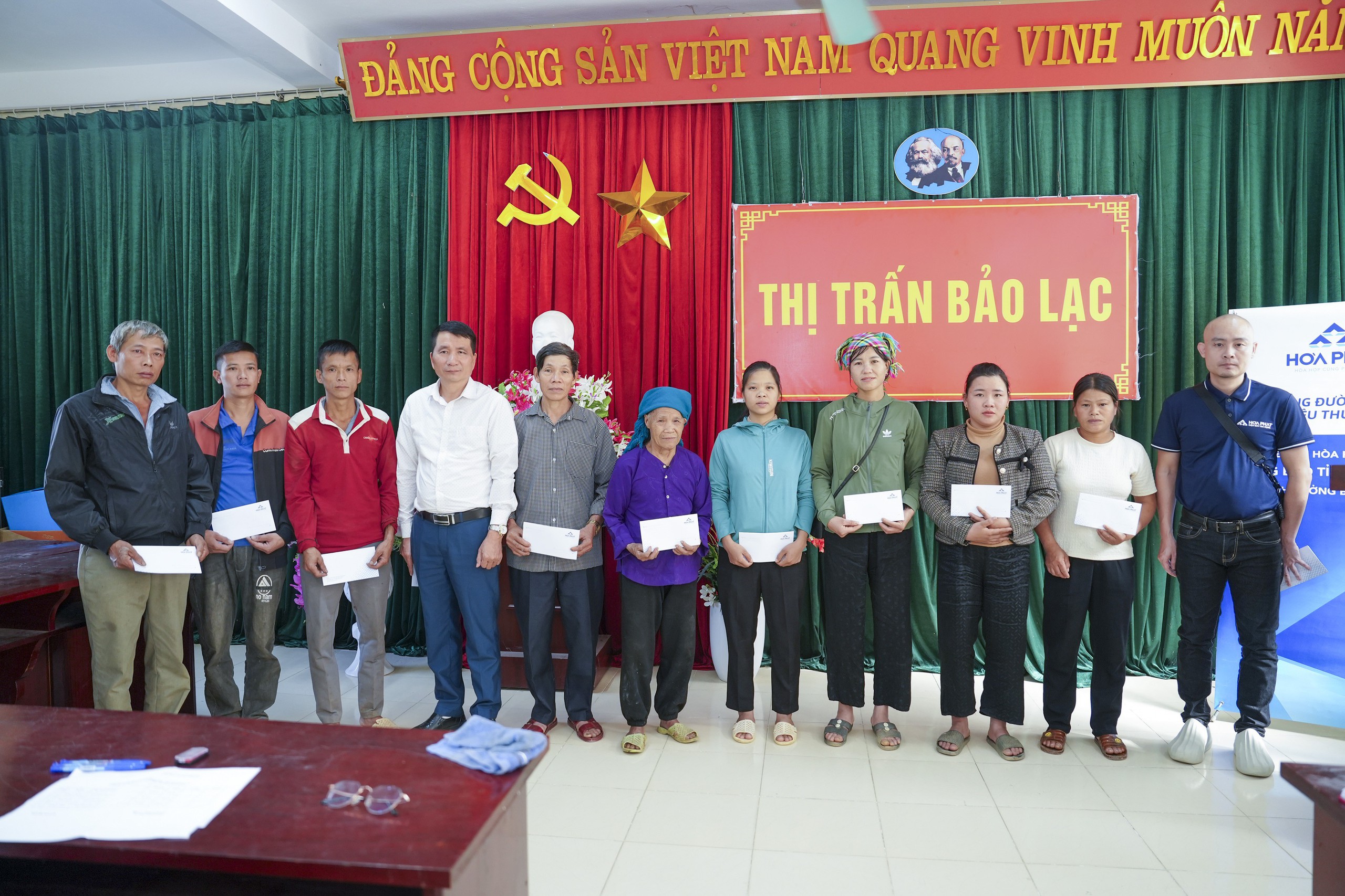 Tập đo&agrave;n H&ograve;a Ph&aacute;t trao gần 1.200 suất qu&agrave; tới đồng b&agrave;o tỉnh Cao Bằng- Ảnh 11.