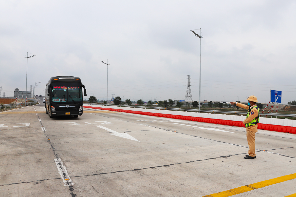 Nhiều t&agrave;i xế bất ngờ khi CSGT d&ugrave;ng dữ liệu camera h&agrave;nh tr&igrave;nh để xử phạt- Ảnh 3.