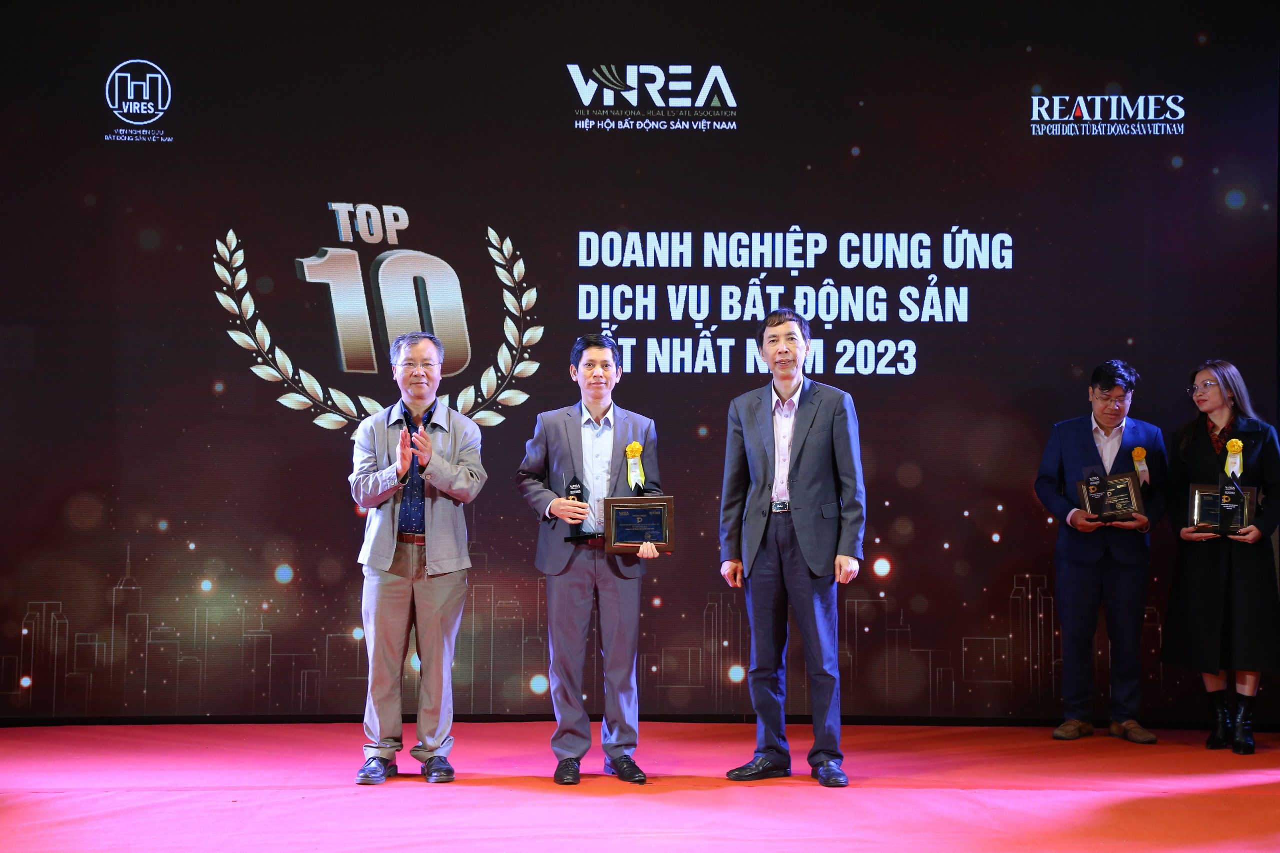H&ograve;a Ph&aacute;t đạt Top 10 doanh nghiệp cung ứng dịch vụ bất động sản tốt nhất năm 2023- Ảnh 1.