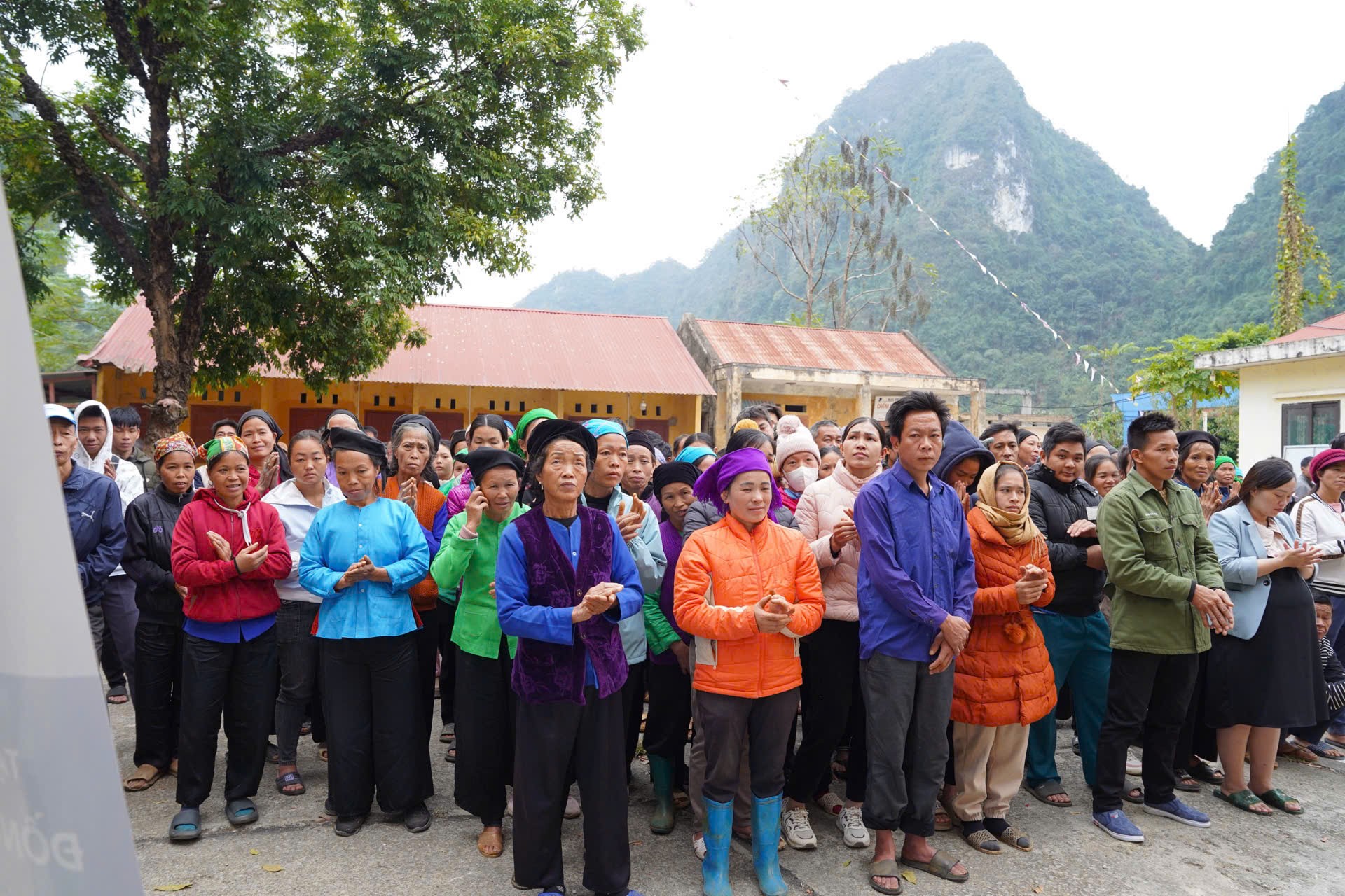 Tập đo&agrave;n H&ograve;a Ph&aacute;t trao gần 1.200 suất qu&agrave; tới đồng b&agrave;o tỉnh Cao Bằng- Ảnh 9.