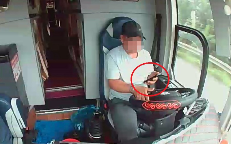 Tr&iacute;ch camera gi&aacute;m s&aacute;t tr&ecirc;n xe, CSGT phạt loạt t&agrave;i xế &ocirc; t&ocirc; gọi điện, chơi game khi cầm l&aacute;i