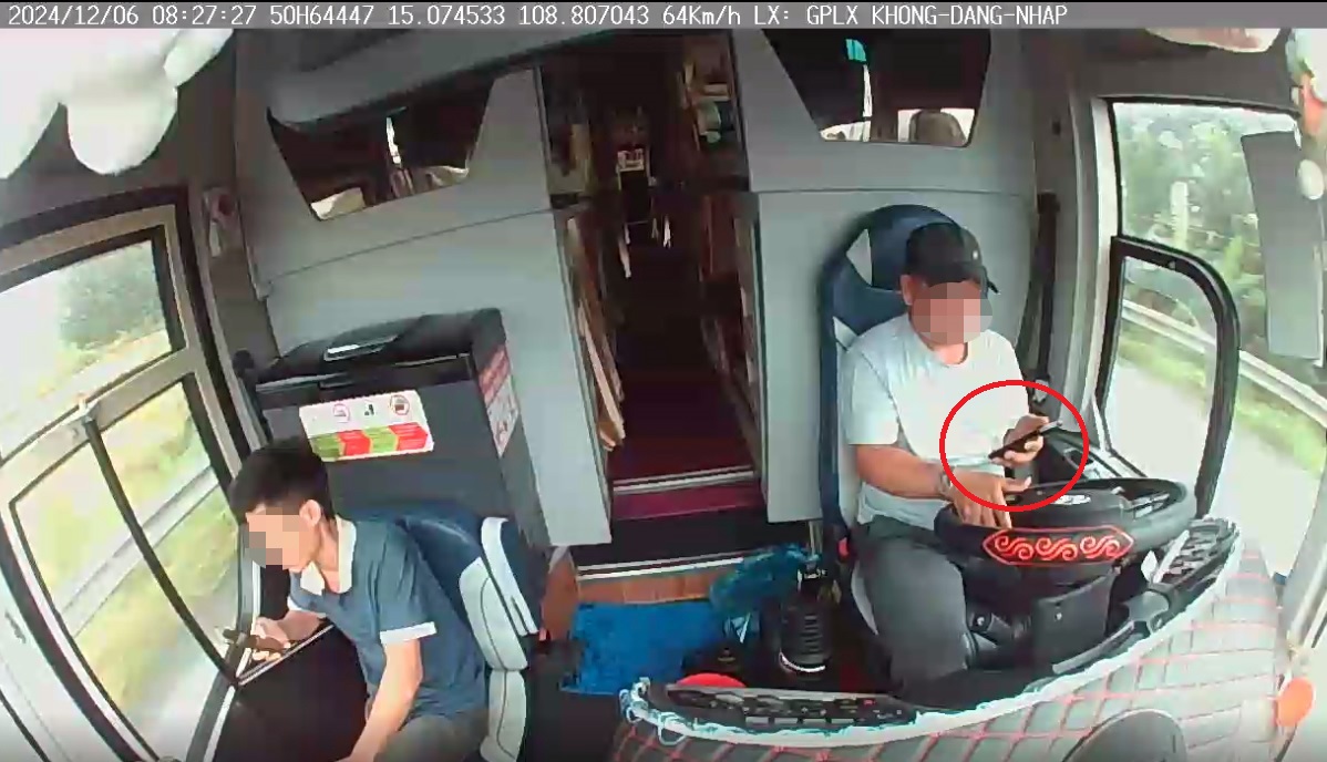Tr&iacute;ch camera gi&aacute;m s&aacute;t tr&ecirc;n xe, CSGT phạt loạt t&agrave;i xế &ocirc; t&ocirc; gọi điện, chơi game khi cầm l&aacute;i- Ảnh 3.