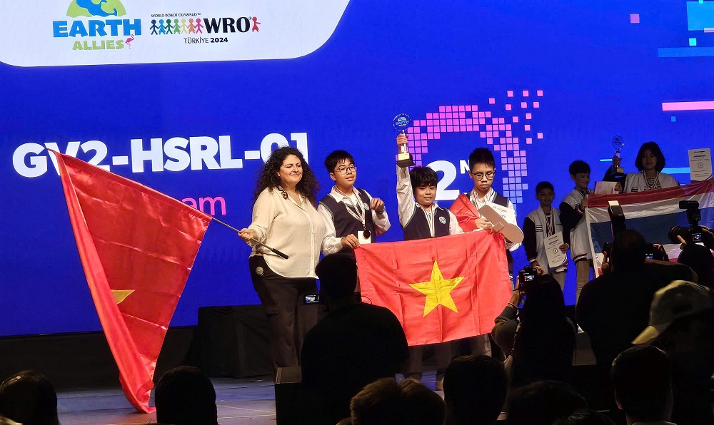 Đội GV2-HSRL-01 với c&aacute;c em học sinh: Trần Minh Qu&acirc;n, Phạm Như L&acirc;m, Nguyễn Quang Minh (Trường THCS Giảng V&otilde; 2, H&agrave; Nội) đạt giải &Aacute; Qu&acirc;n bảng Robomission độ tuổi 8-12 tuổi. Ảnh: VTA
