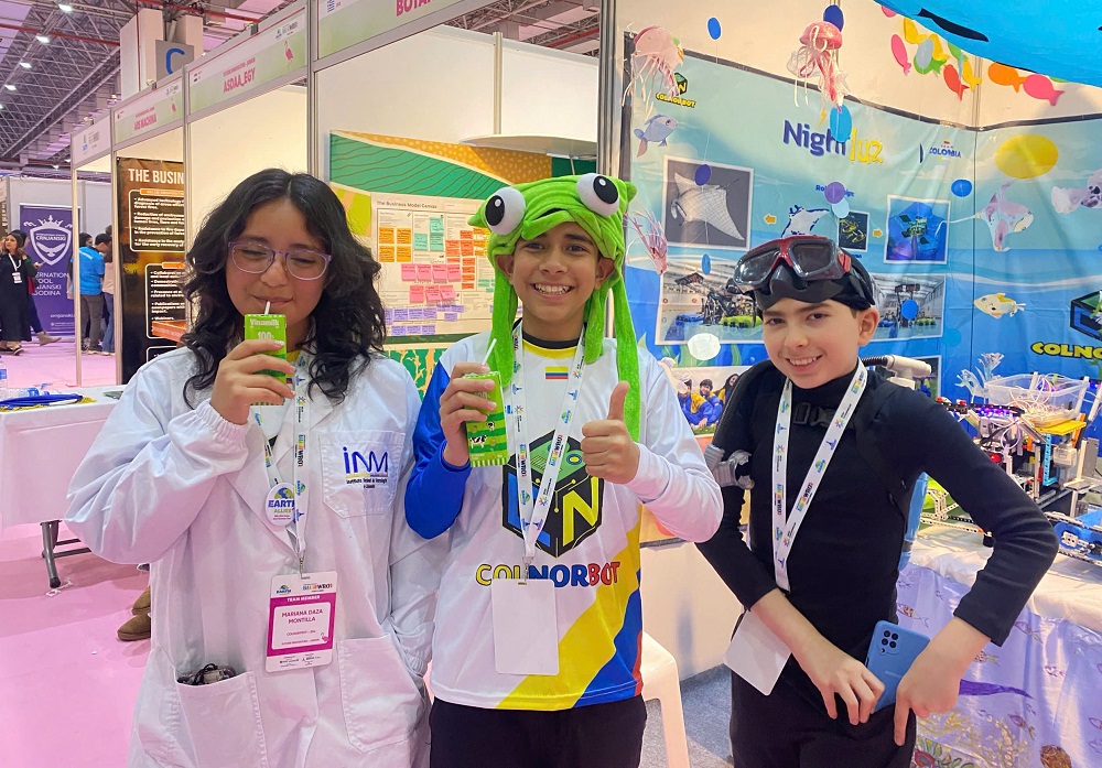 Những hộp sữa Vinamilk c&ugrave;ng c&acirc;u chuyện đầy tự h&agrave;o của thương hiệu Quốc gia Việt Nam chinh phục thế giới cũng được c&aacute;c bạn nhỏ chia sẻ với bạn b&egrave; quốc tế