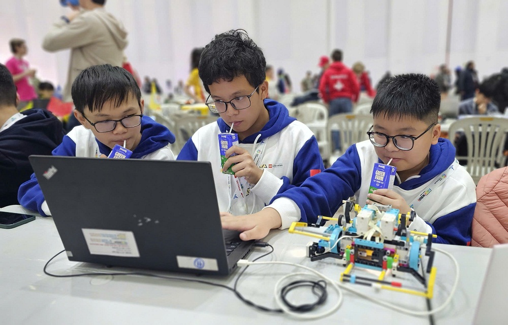 Vinamilk đồng h&agrave;nh c&aacute;c "chiến binh" tại GRG v&agrave; WRO, tiếp th&ecirc;m dinh dưỡng v&agrave; cũng truyền "lửa" cho c&aacute;c đội thi từ ch&iacute;nh c&acirc;u chuyện lu&ocirc;n đổi mới, s&aacute;ng tạo v&agrave; cầu tiến ("Raising the bar") của m&igrave;nh. Ảnh: VTA