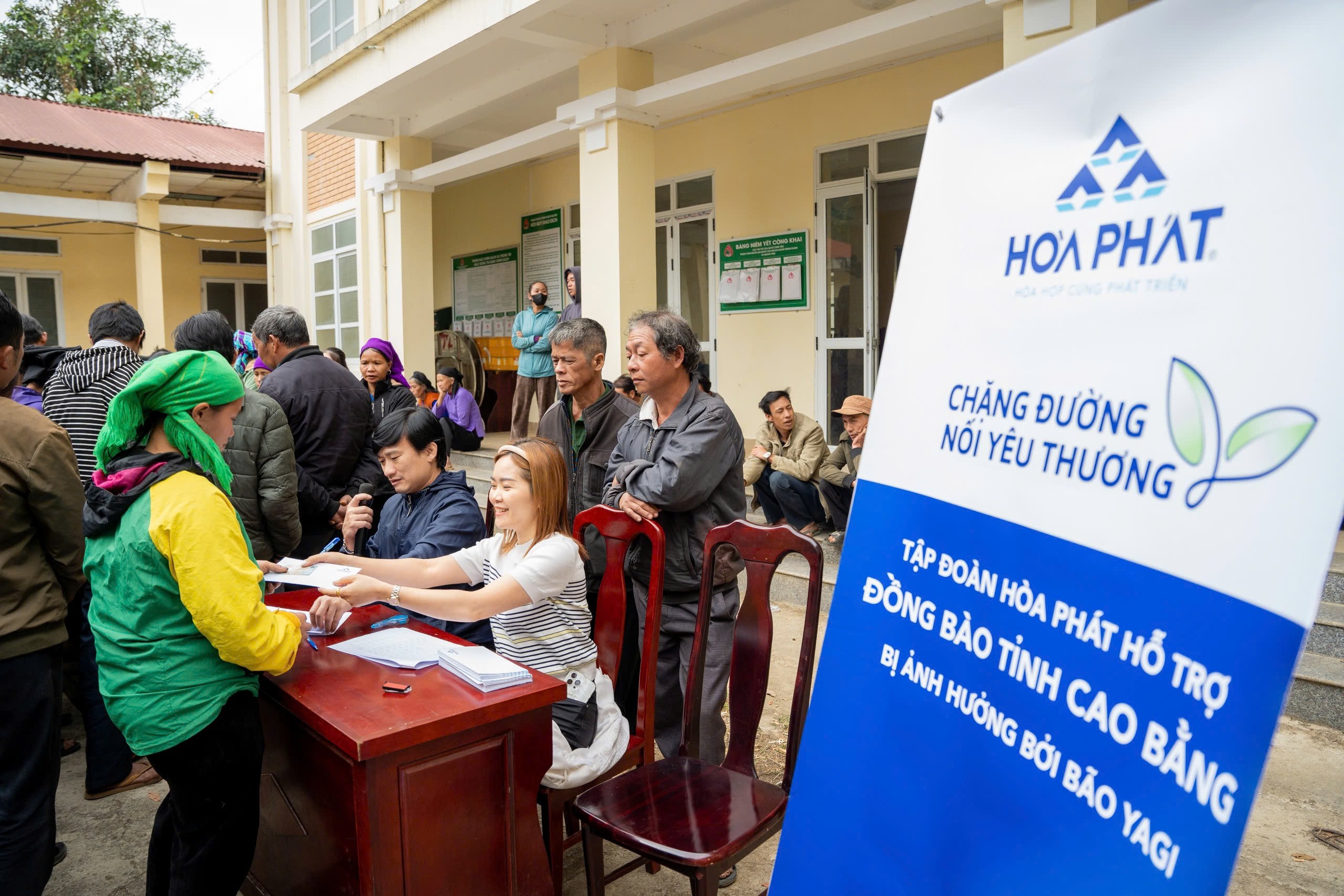 Tập đo&agrave;n H&ograve;a Ph&aacute;t trao gần 1.200 suất qu&agrave; tới đồng b&agrave;o tỉnh Cao Bằng- Ảnh 2.