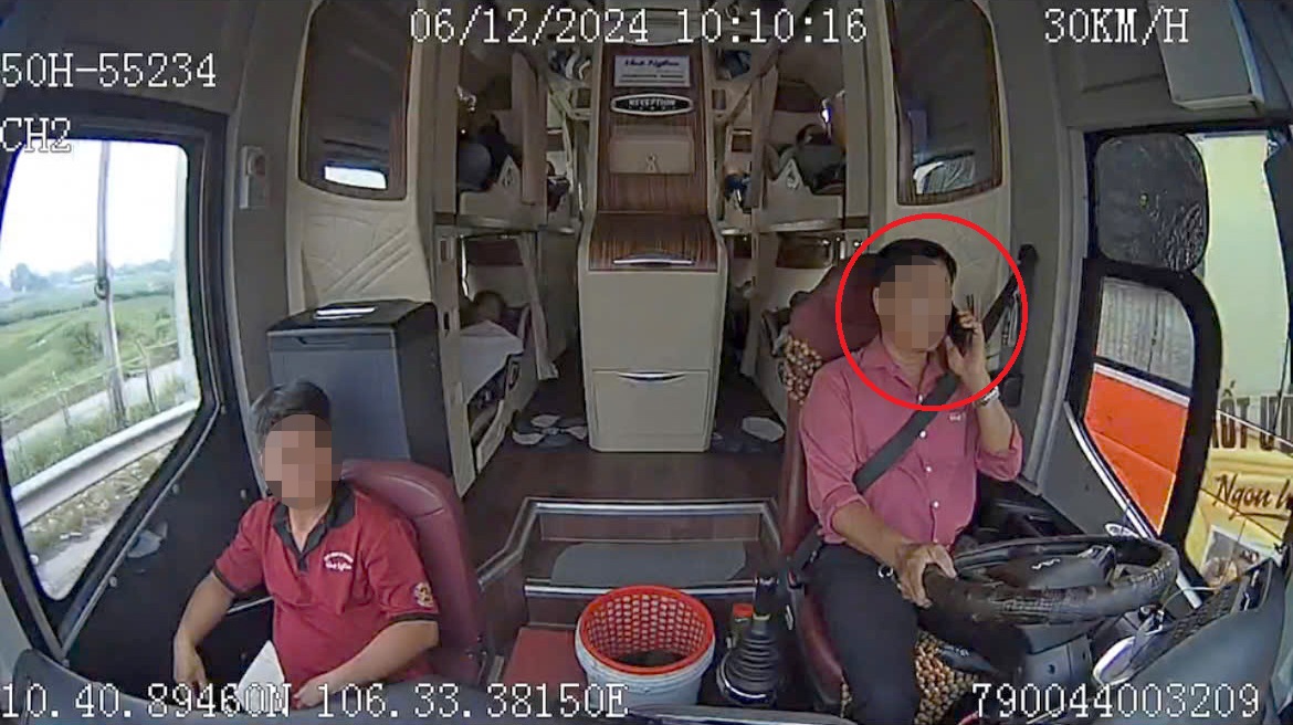 Tr&iacute;ch camera gi&aacute;m s&aacute;t tr&ecirc;n xe, CSGT phạt loạt t&agrave;i xế &ocirc; t&ocirc; gọi điện, chơi game khi cầm l&aacute;i- Ảnh 1.