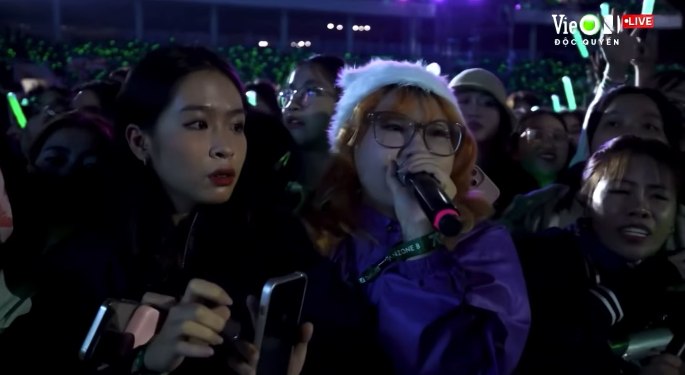 Concert "Anh trai say hi": Nữ kh&aacute;n giả xin dừng chương tr&igrave;nh để cứu người bị ngất- Ảnh 1.