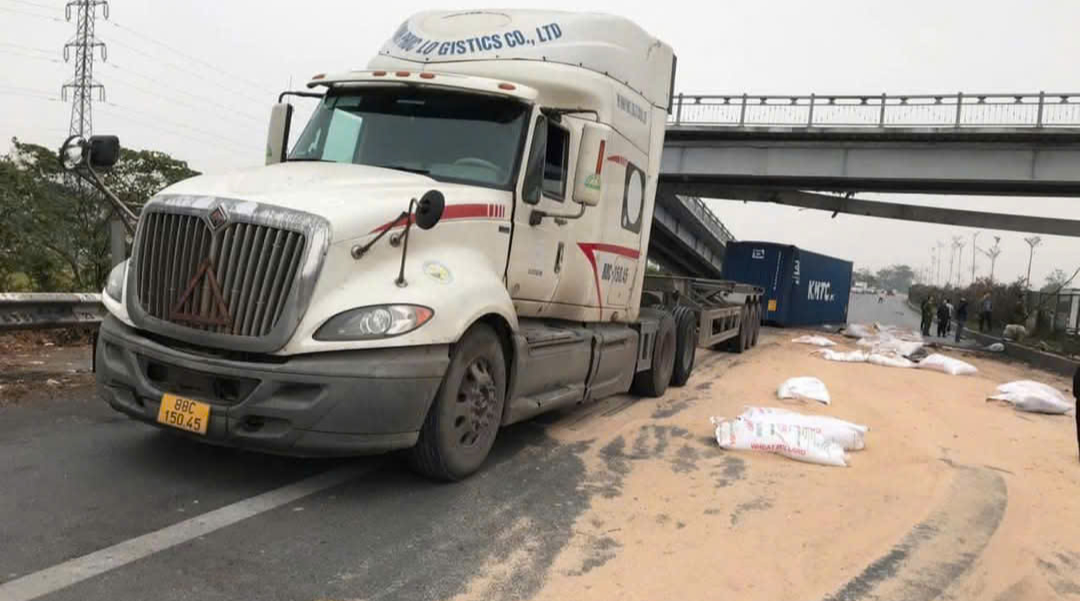 Bắc Ninh: Ph&acirc;n luồng xe lưu th&ocirc;ng qua QL18 mới sau vụ container đ&acirc;m hỏng cầu vượt- Ảnh 1.