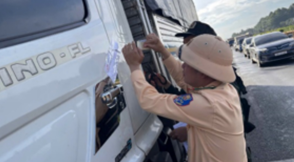 Ph&aacute;t hiện t&agrave;i xế &ocirc; t&ocirc; tải kh&ocirc;ng c&oacute; giấy ph&eacute;p l&aacute;i xe, dương t&iacute;nh với ma t&uacute;y- Ảnh 2.