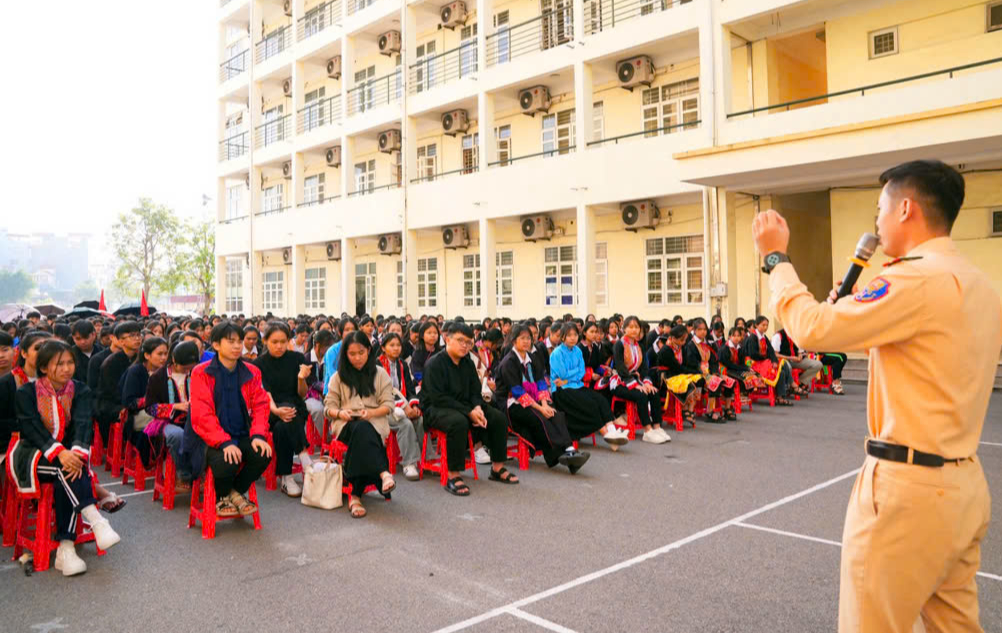 Giật m&igrave;nh "qu&aacute;i xế tuổi teen" n&aacute;o loạn đường phố, v&ocirc; cớ đ&aacute;nh người ở Quảng Ninh- Ảnh 4.