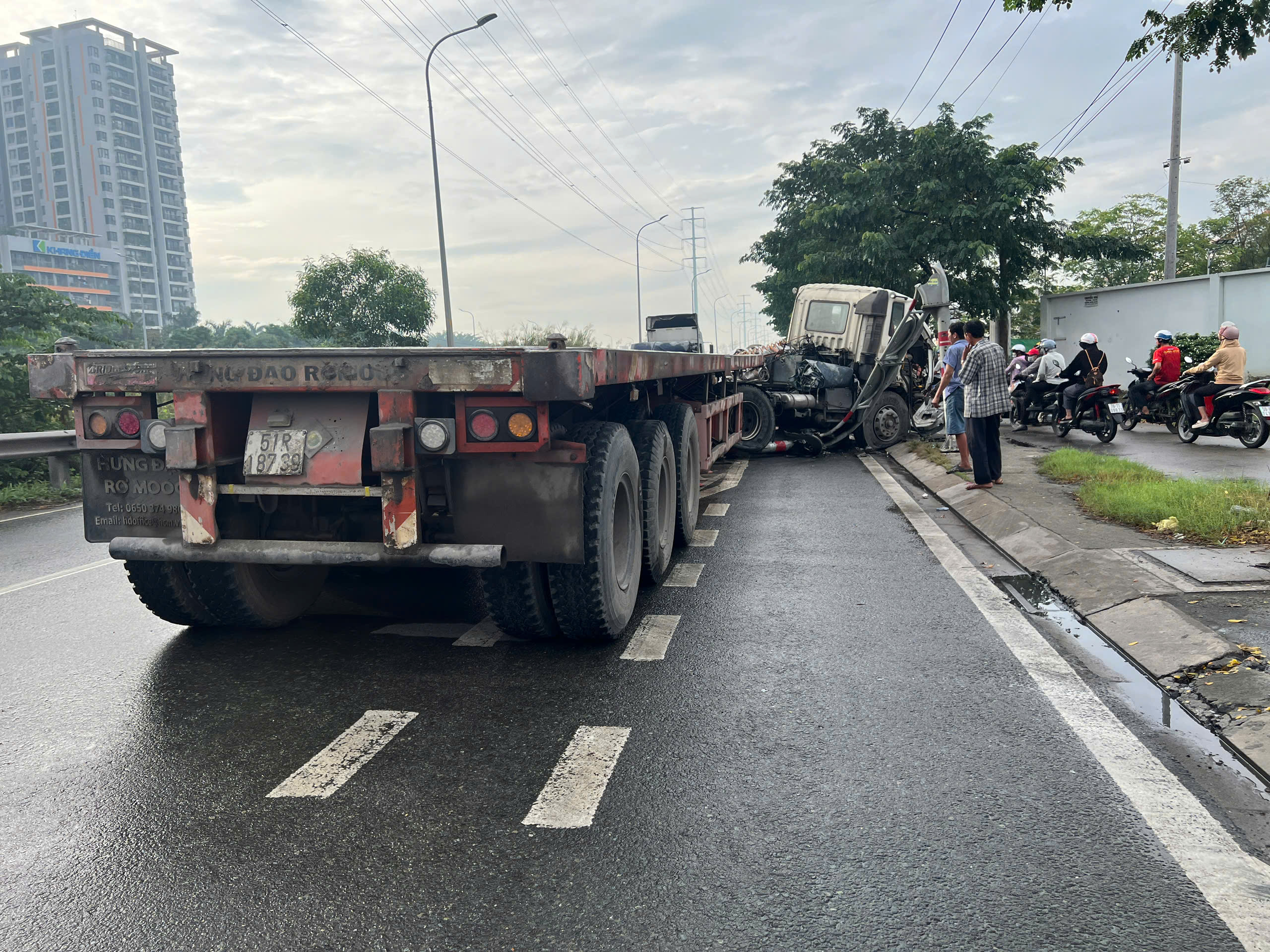 Xe đầu kéo lao qua làn xe máy, tông loạn xạ rồi xoay ngang đường- Ảnh 2. Xe đầu kéo lao qua làn xe máy, tông loạn xạ rồi xoay ngang đường- Ảnh 2.