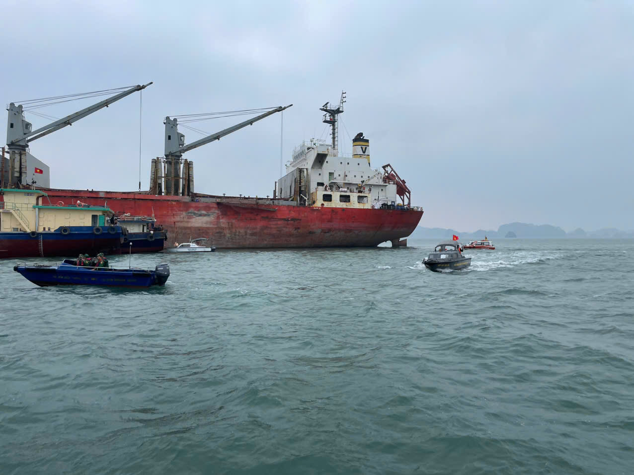 Ch&igrave;m t&agrave;u chở kh&aacute;ch tr&ecirc;n v&ugrave;ng biển H&ograve;n N&eacute;t, 2 người mất t&iacute;ch- Ảnh 1.