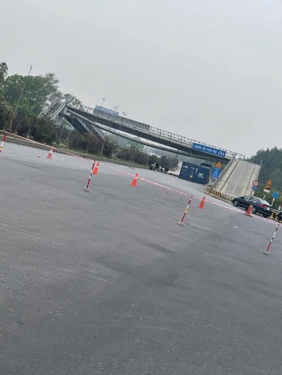 Bắc Ninh: Ph&acirc;n luồng xe lưu th&ocirc;ng qua QL18 mới sau vụ container đ&acirc;m hỏng cầu vượt- Ảnh 6.