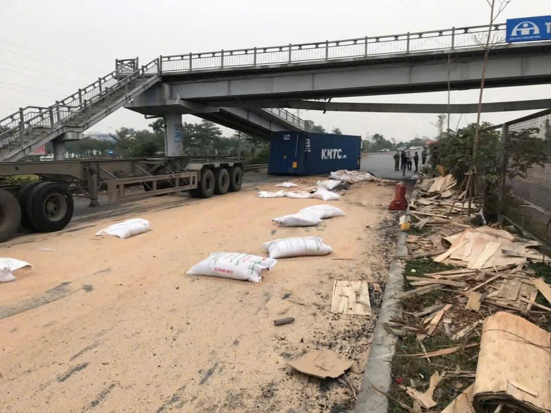 Bắc Ninh: Ph&acirc;n luồng xe lưu th&ocirc;ng qua QL18 mới sau vụ container đ&acirc;m hỏng cầu vượt- Ảnh 2.