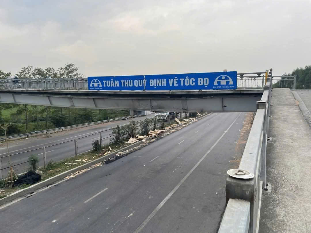 Bắc Ninh: Ph&acirc;n luồng xe lưu th&ocirc;ng qua QL18 mới sau vụ container đ&acirc;m hỏng cầu vượt- Ảnh 3.