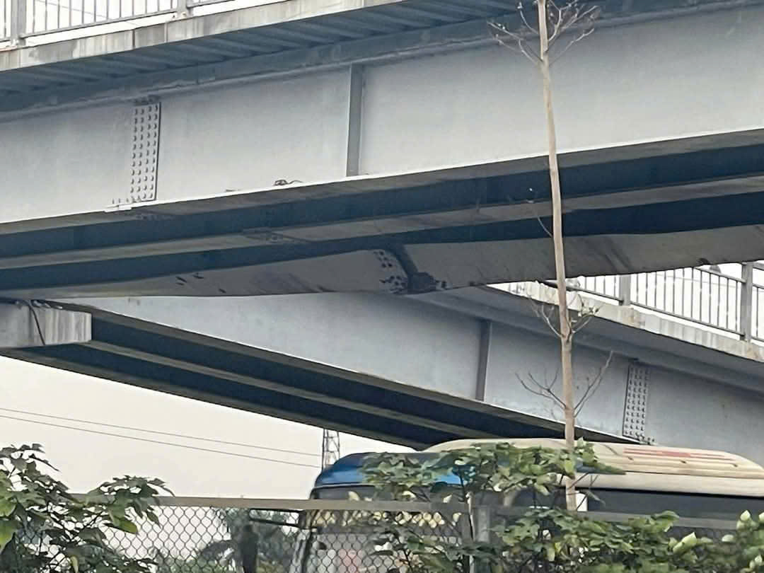 Bắc Ninh: Ph&acirc;n luồng xe lưu th&ocirc;ng qua QL18 mới sau vụ container đ&acirc;m hỏng cầu vượt- Ảnh 4.