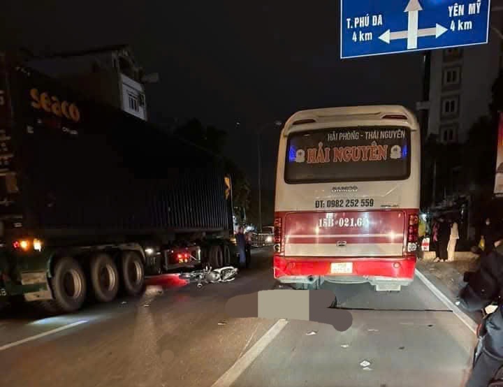 Tai nạn li&ecirc;n ho&agrave;n trước ng&atilde; tư Bần, hai người đi xe m&aacute;y thương vong- Ảnh 1.