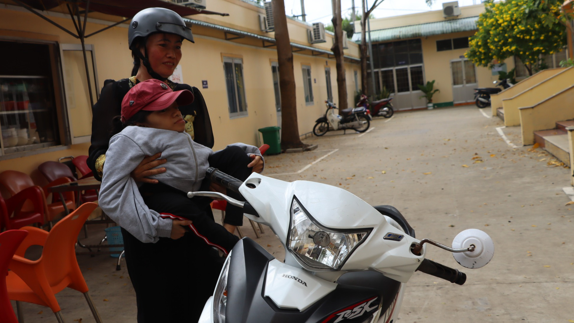 C&ocirc; g&aacute;i xương thủy tinh sắp th&agrave;nh t&acirc;n kỹ sư nhờ đ&ocirc;i ch&acirc;n của mẹ- Ảnh 2.