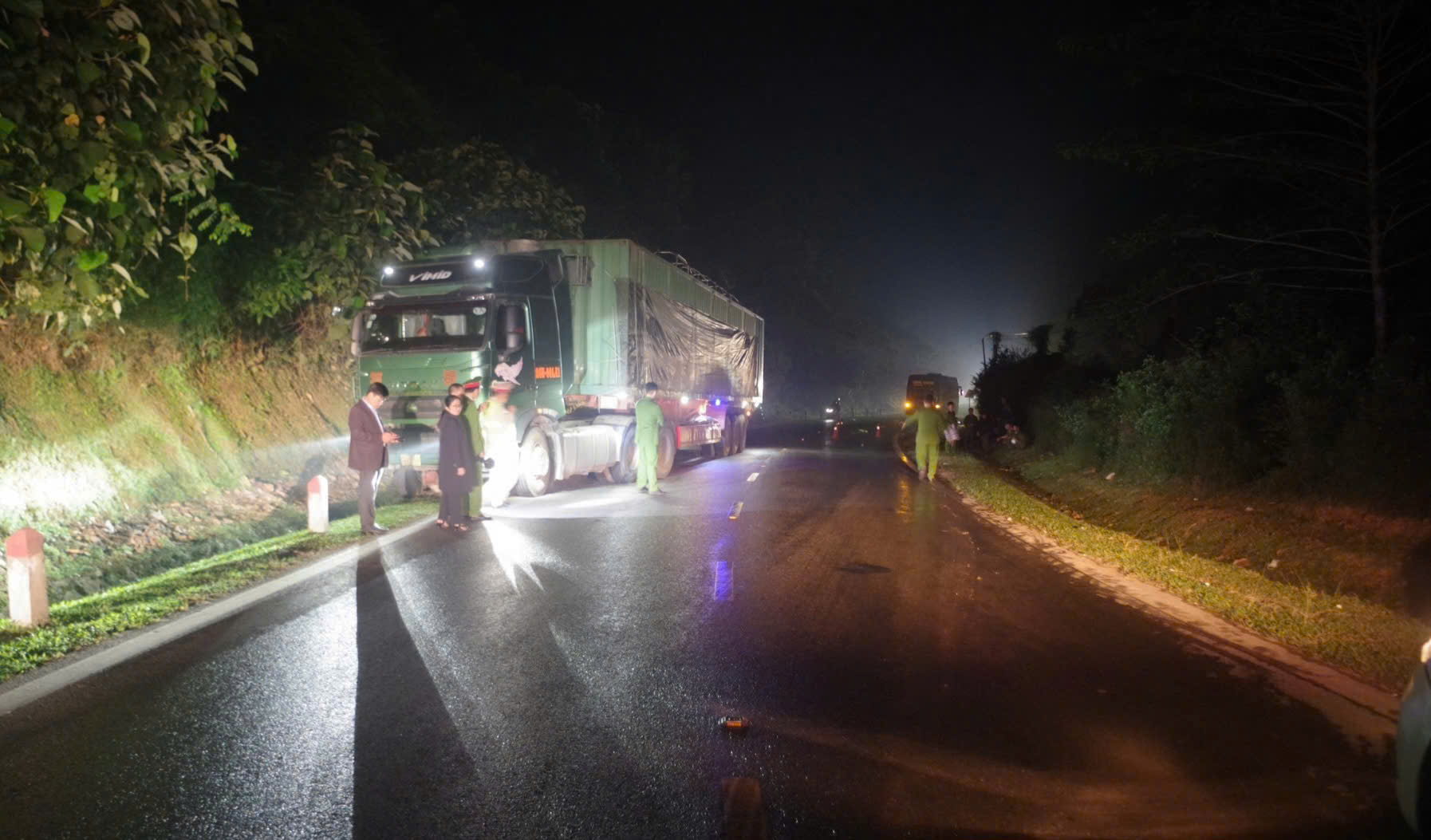 Va chạm li&ecirc;n ho&agrave;n sau c&uacute; vượt ẩu, một người tử vong- Ảnh 1.