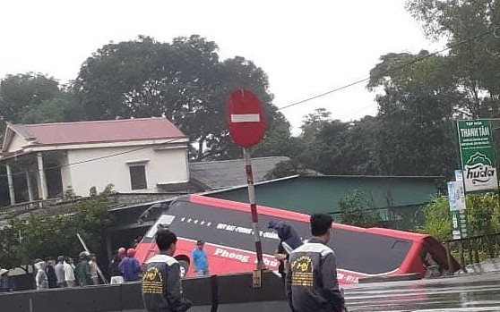 H&uacute; v&iacute;a xe kh&aacute;ch lao v&agrave;o lề rồi lật nghi&ecirc;ng tr&ecirc;n quốc lộ 1