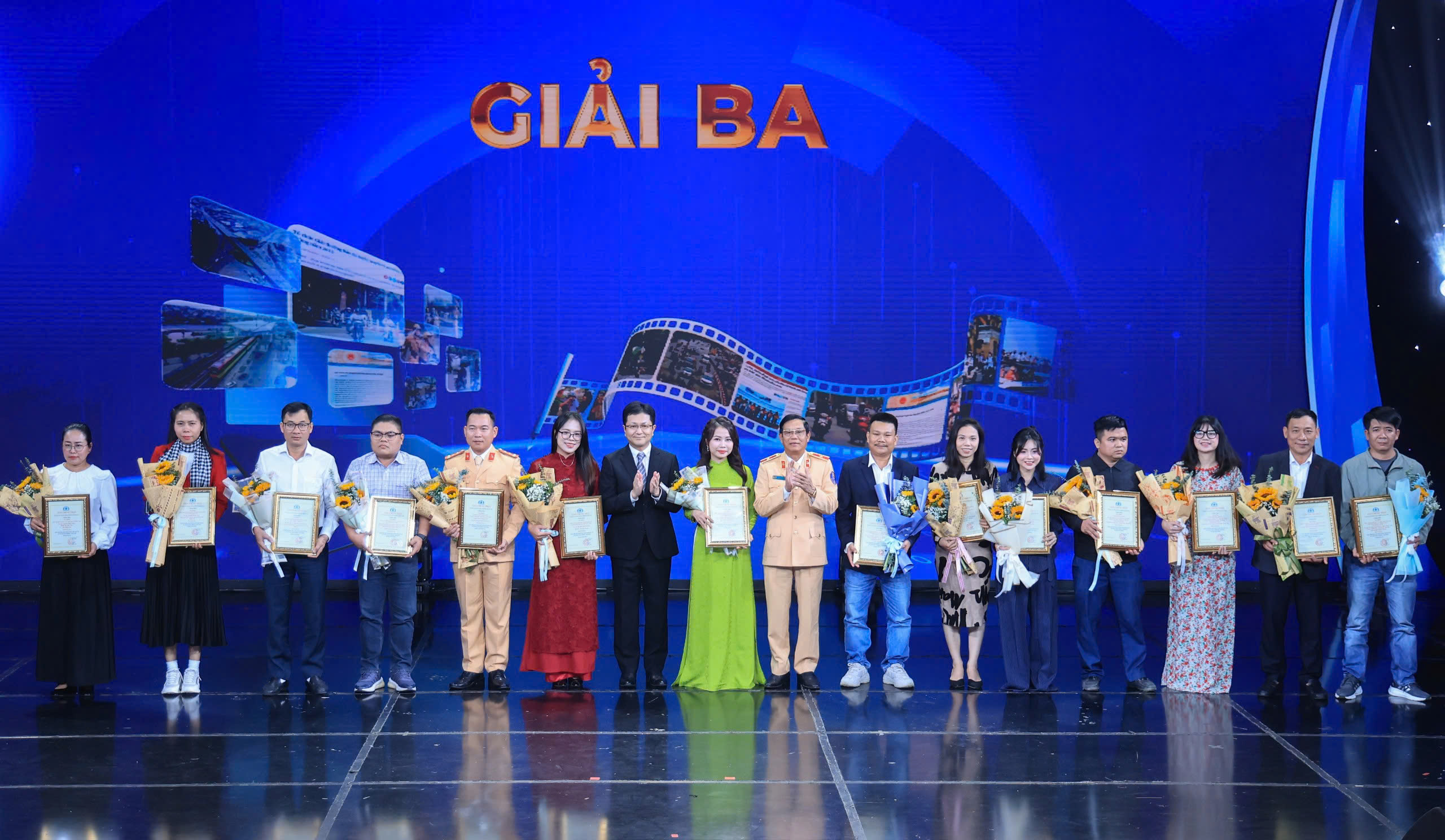 Báo Giao thông đoạt giải Nhất Giải Báo chí tuyên truyền về An toàn giao thông 2024- Ảnh 4. Báo Giao thông đoạt giải Nhất Giải Báo chí tuyên truyền về An toàn giao thông 2024- Ảnh 4.