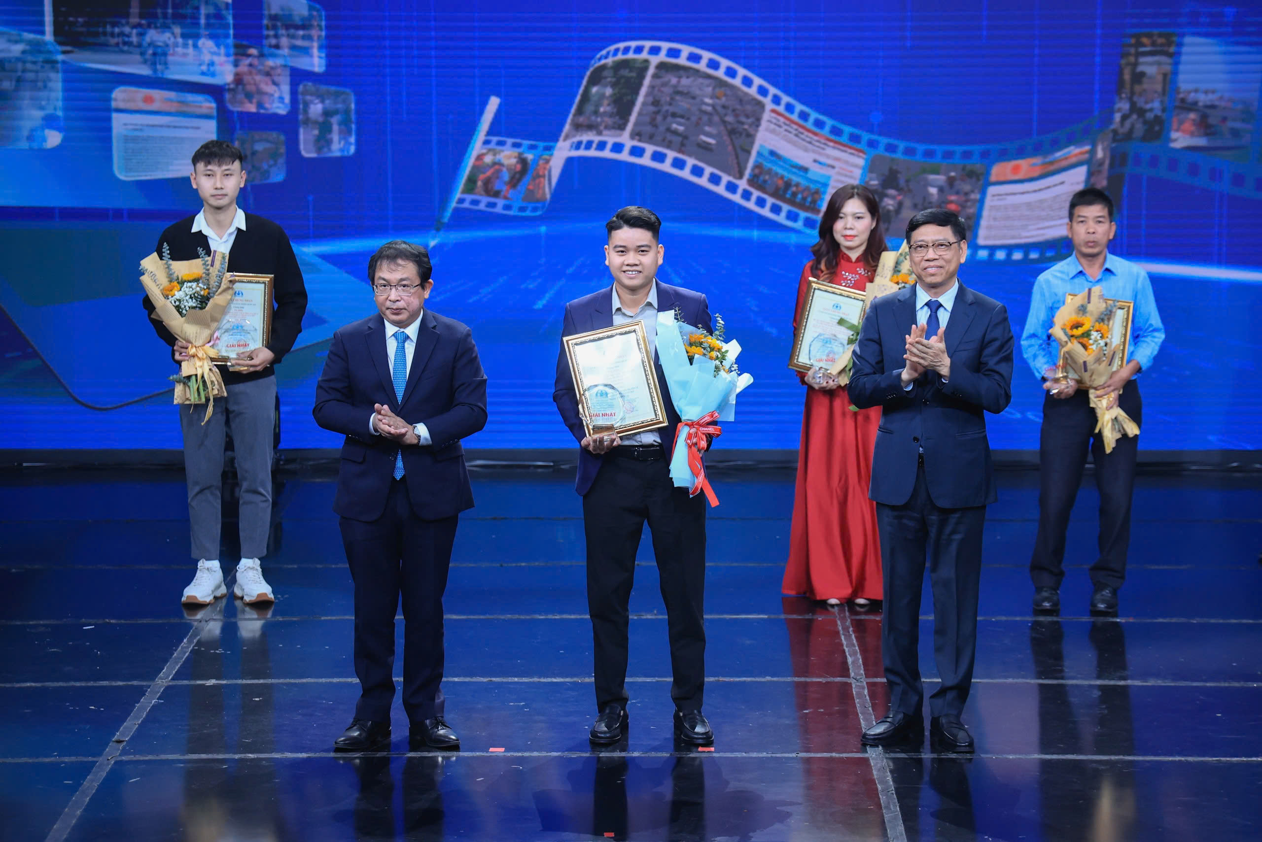 Báo Giao thông đoạt giải Nhất Giải Báo chí tuyên truyền về An toàn giao thông 2024- Ảnh 2. Báo Giao thông đoạt giải Nhất Giải Báo chí tuyên truyền về An toàn giao thông 2024- Ảnh 2.